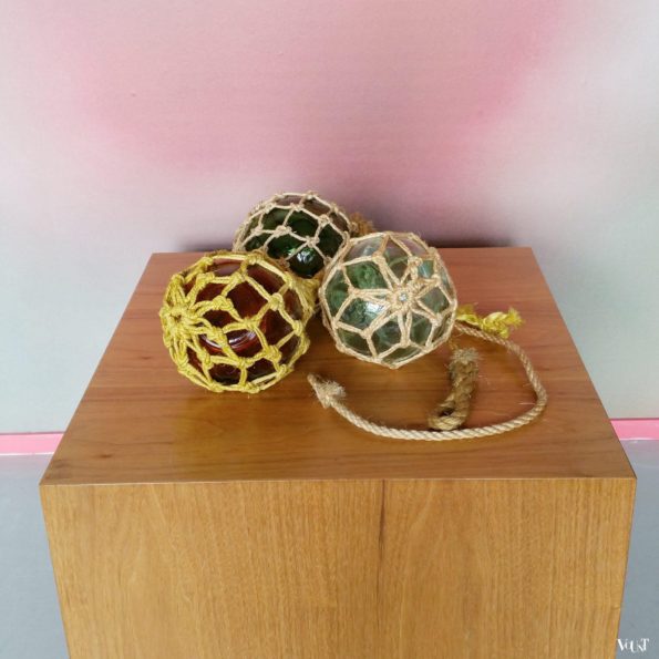 Set van 3 gekleurde glazen bollen in macraménet, jaren '70