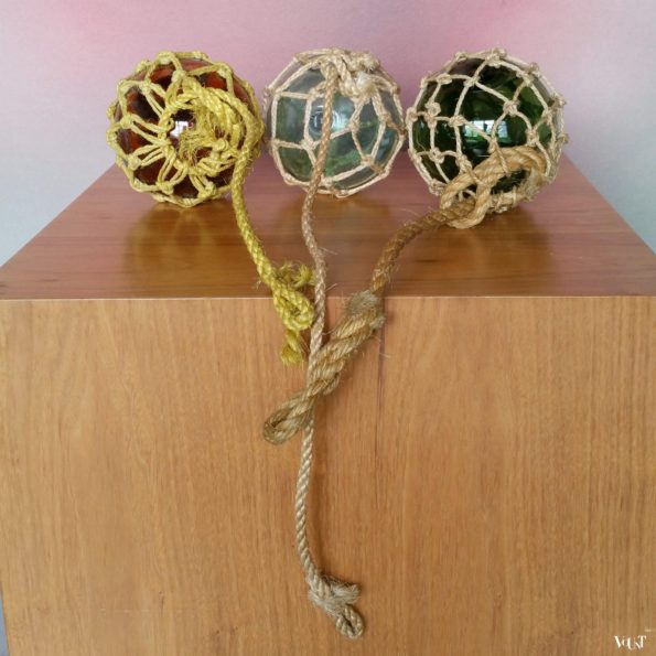 Set van 3 gekleurde glazen bollen in macraménet, jaren '70