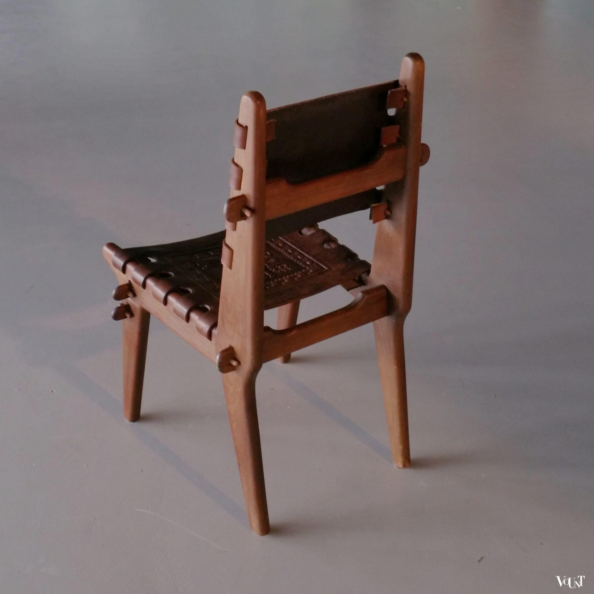 Set van 6 eettafelstoelen, hout met leer, Angel Pazmino voor Meubles de Estilo, jaren '60