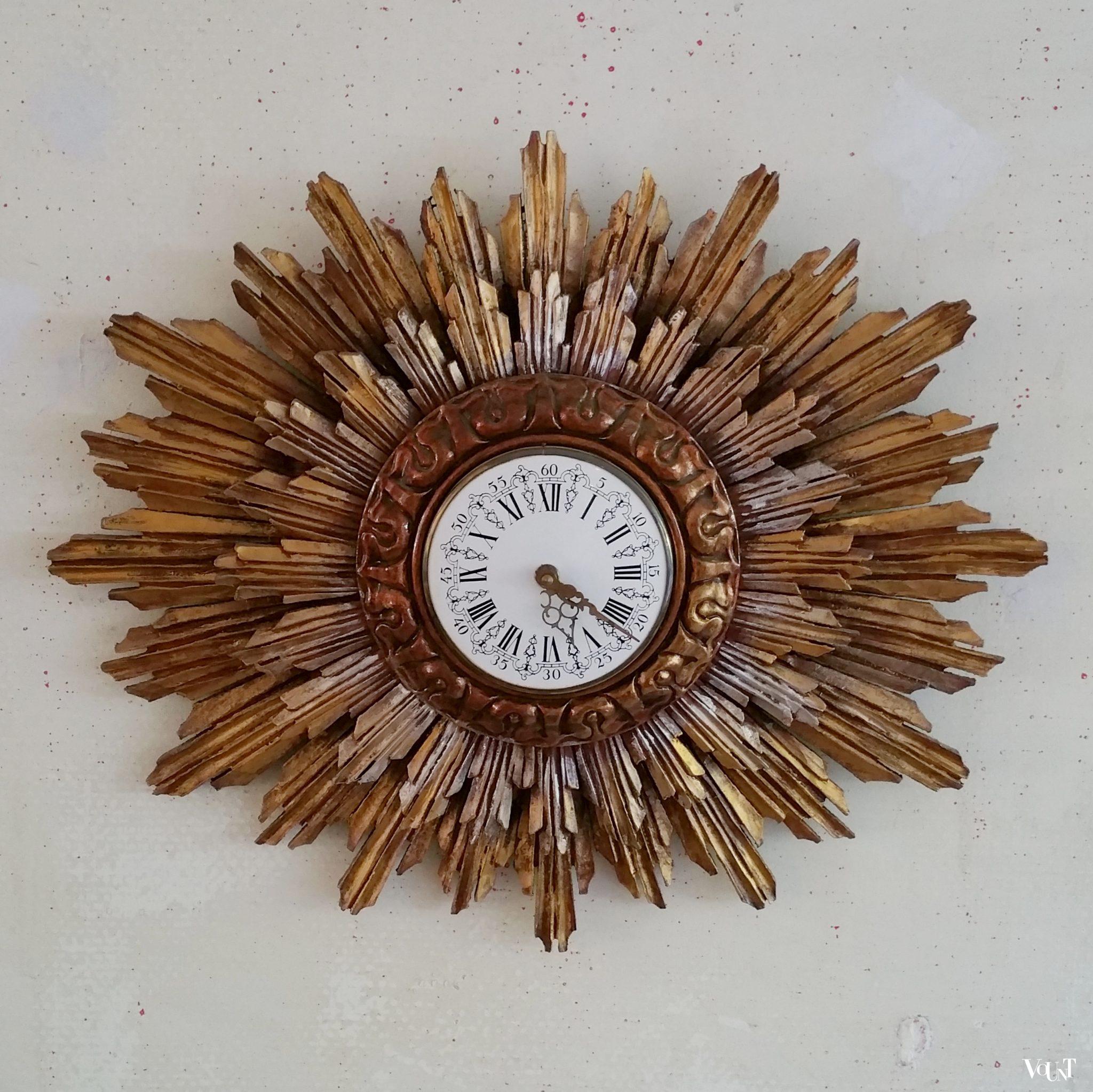 Ovale houten zonneklok, Stijlklokkenfabriek C.J.H. Sens en Zn. Den Haag, jaren '60