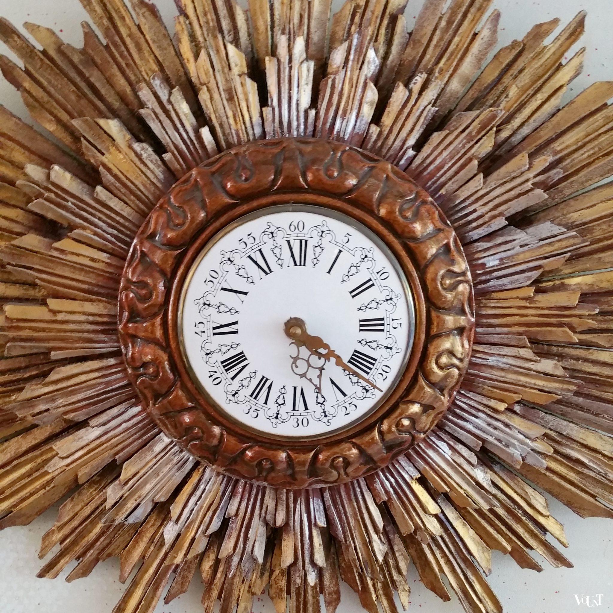 Ovale houten zonneklok, Stijlklokkenfabriek C.J.H. Sens en Zn. Den Haag, jaren '60