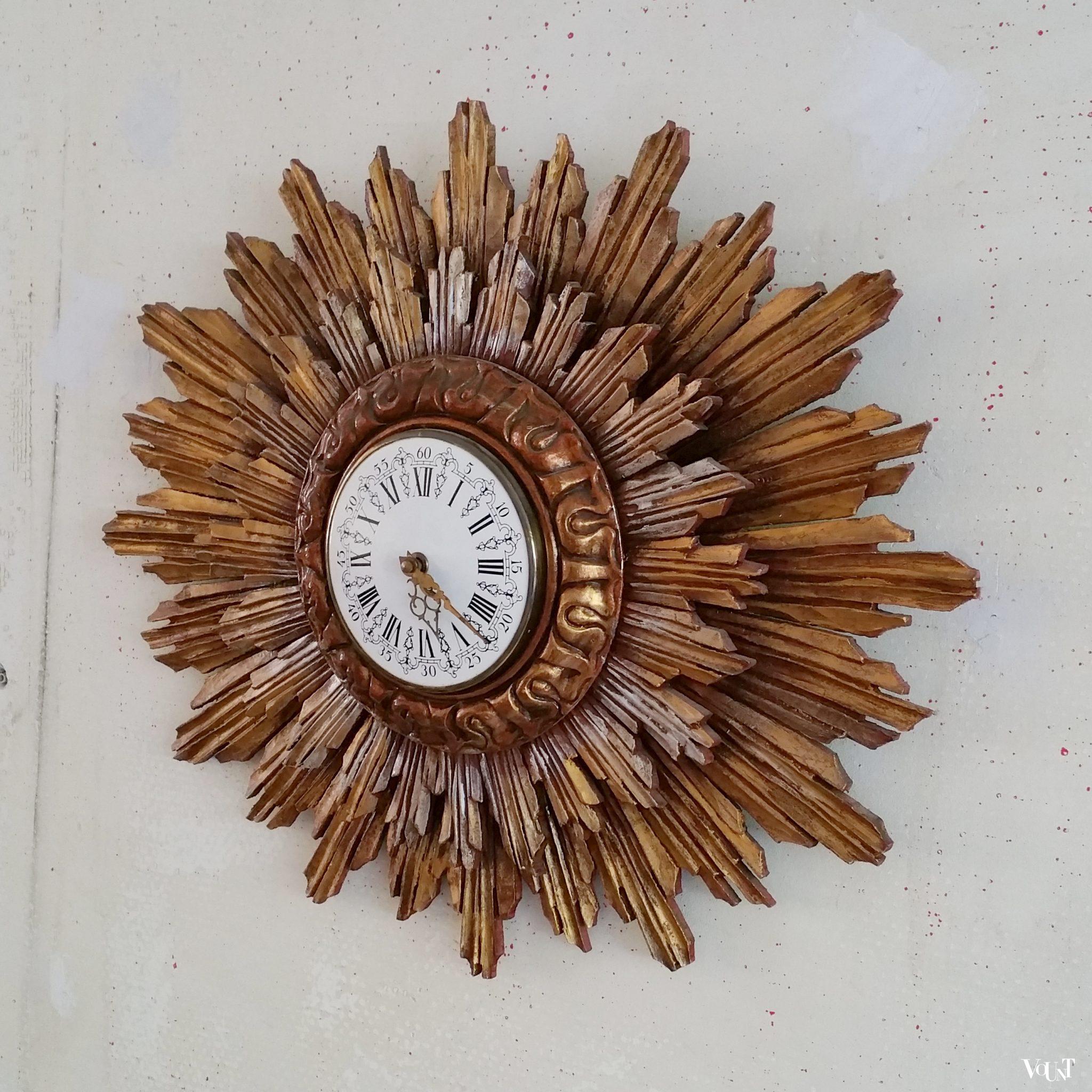 Ovale houten zonneklok, Stijlklokkenfabriek C.J.H. Sens en Zn. Den Haag, jaren '60