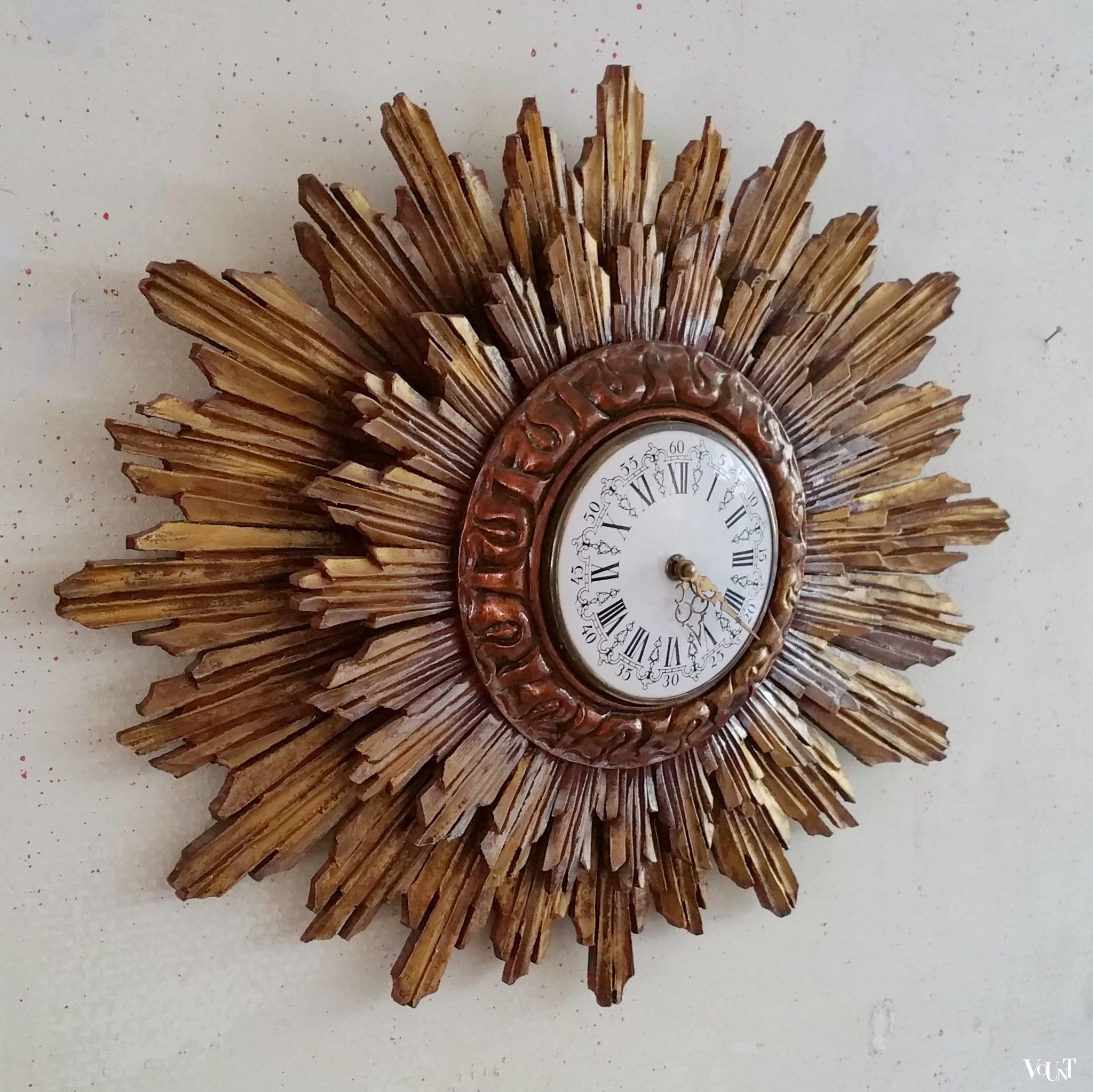 Ovale houten zonneklok, Stijlklokkenfabriek C.J.H. Sens en Zn. Den Haag, jaren '60