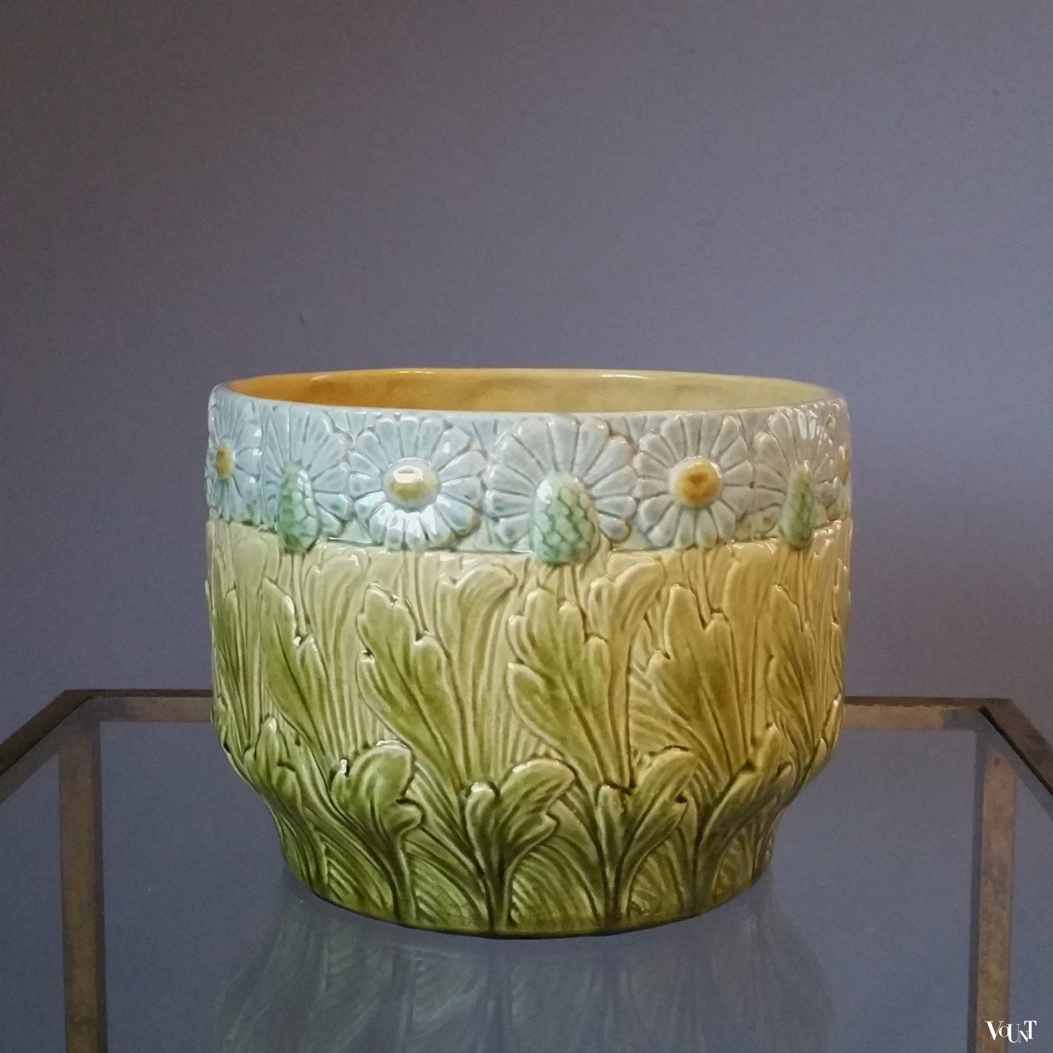 Franse art nouveau bloempot met floraal motief, Sarreguemines, ca. 1900