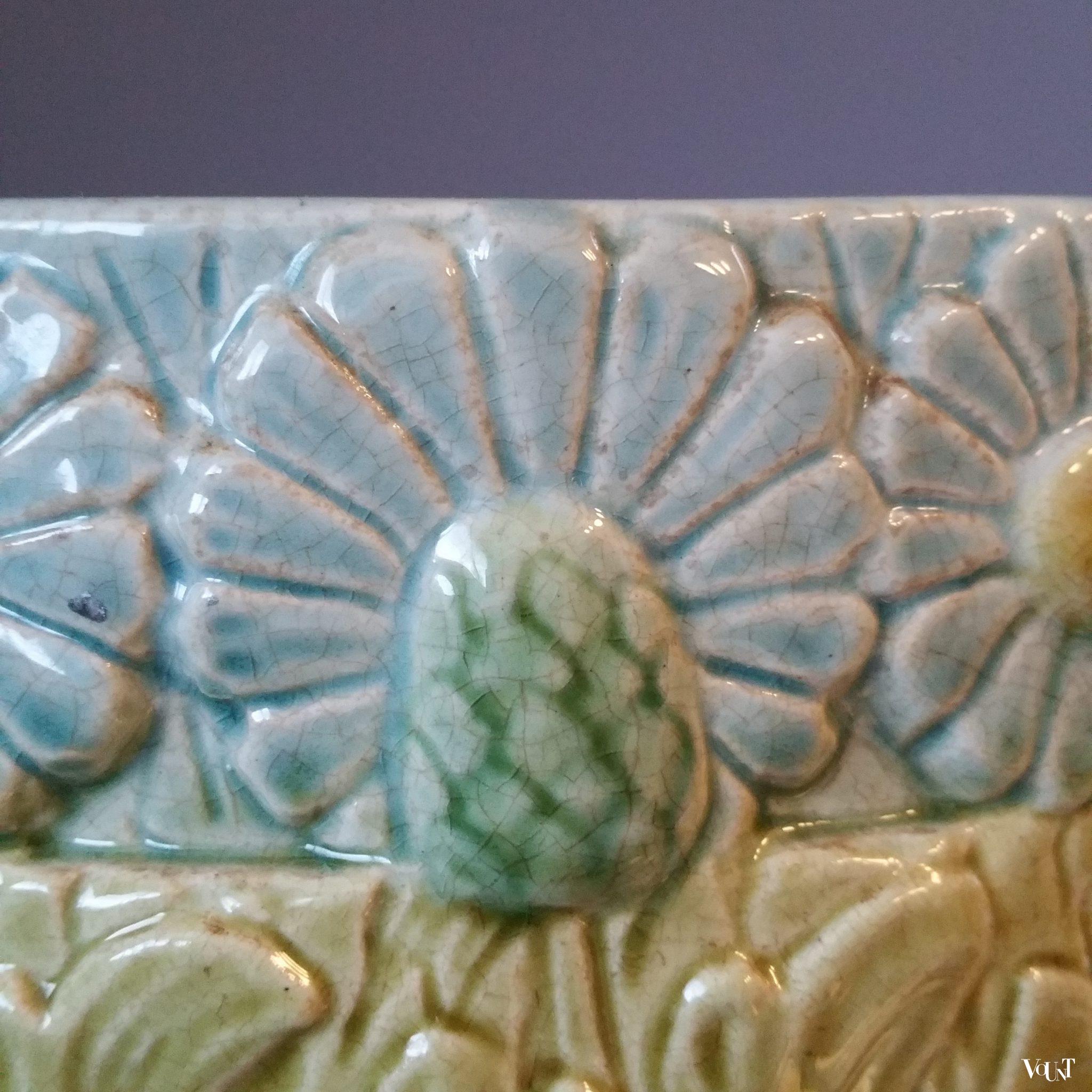 Franse art nouveau bloempot met floraal motief, Sarreguemines, ca. 1900
