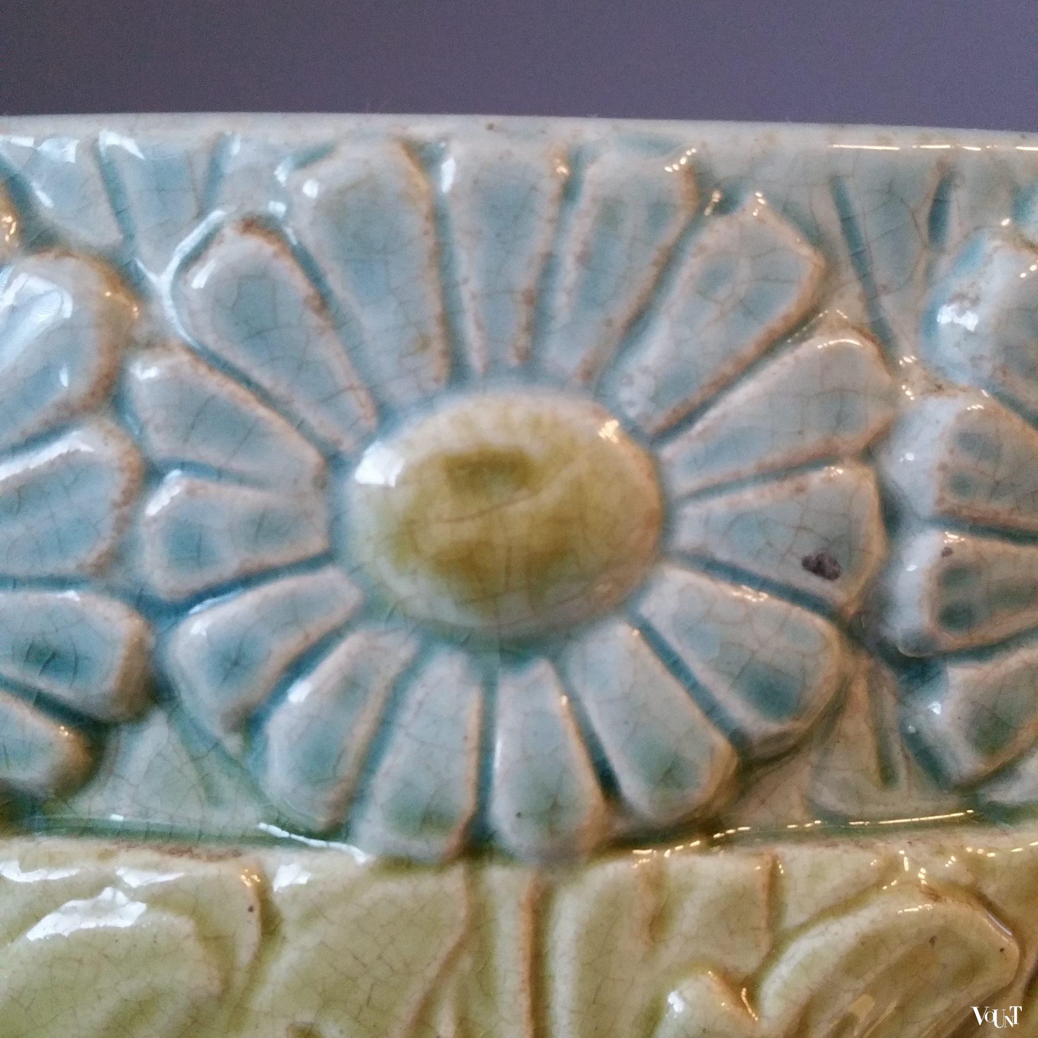 Franse art nouveau bloempot met floraal motief, Sarreguemines, ca. 1900
