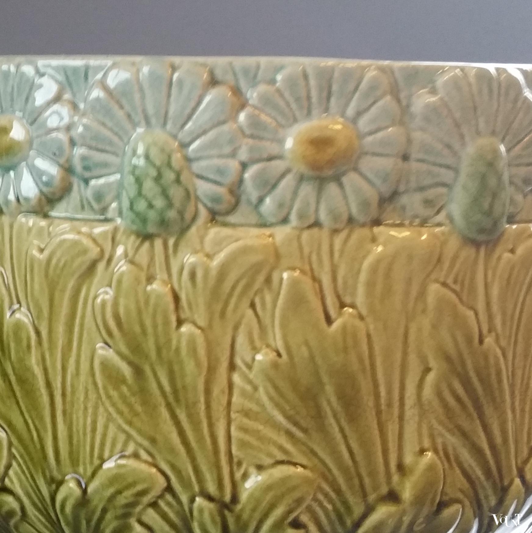 Franse art nouveau bloempot met floraal motief, Sarreguemines, ca. 1900