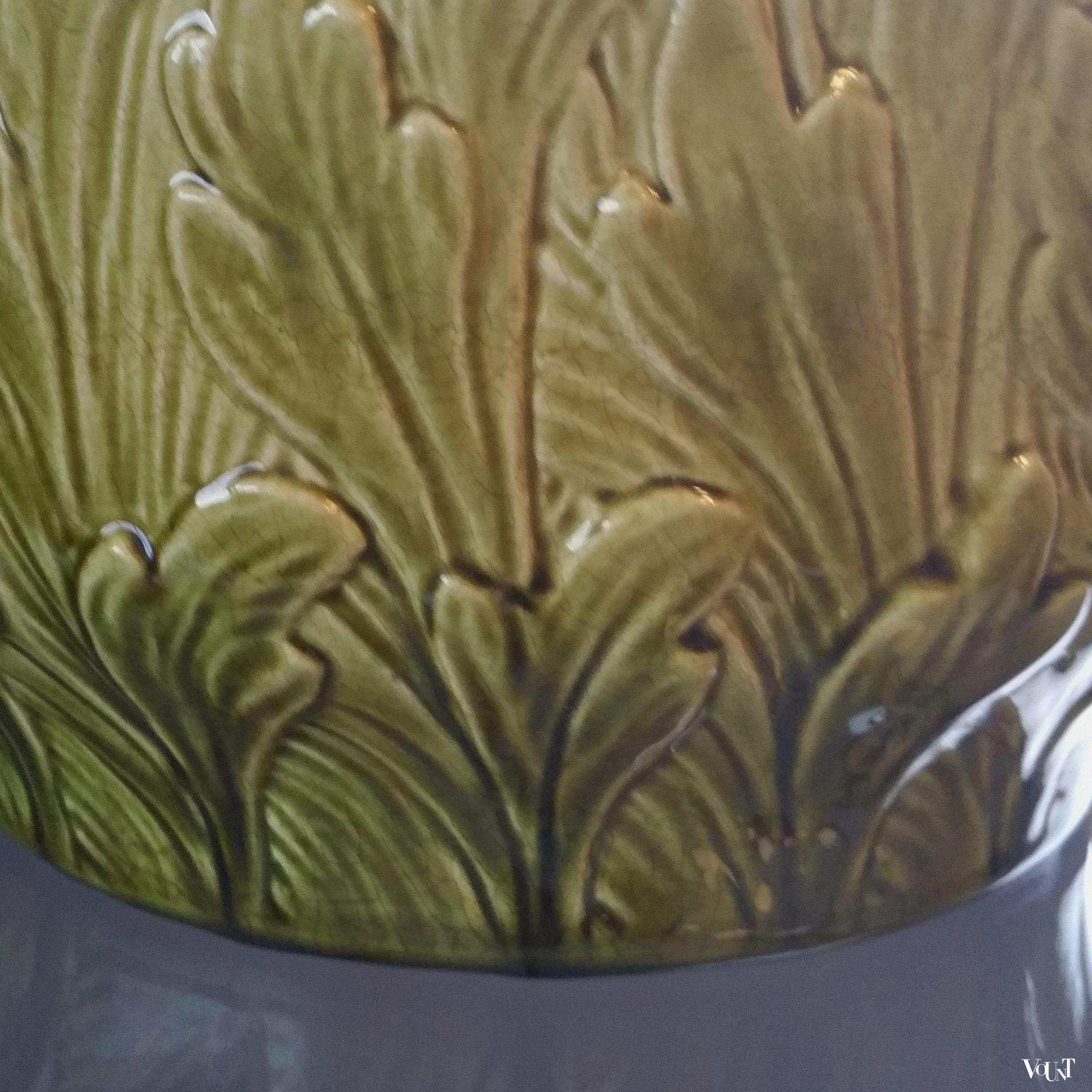 Franse art nouveau bloempot met floraal motief, Sarreguemines, ca. 1900