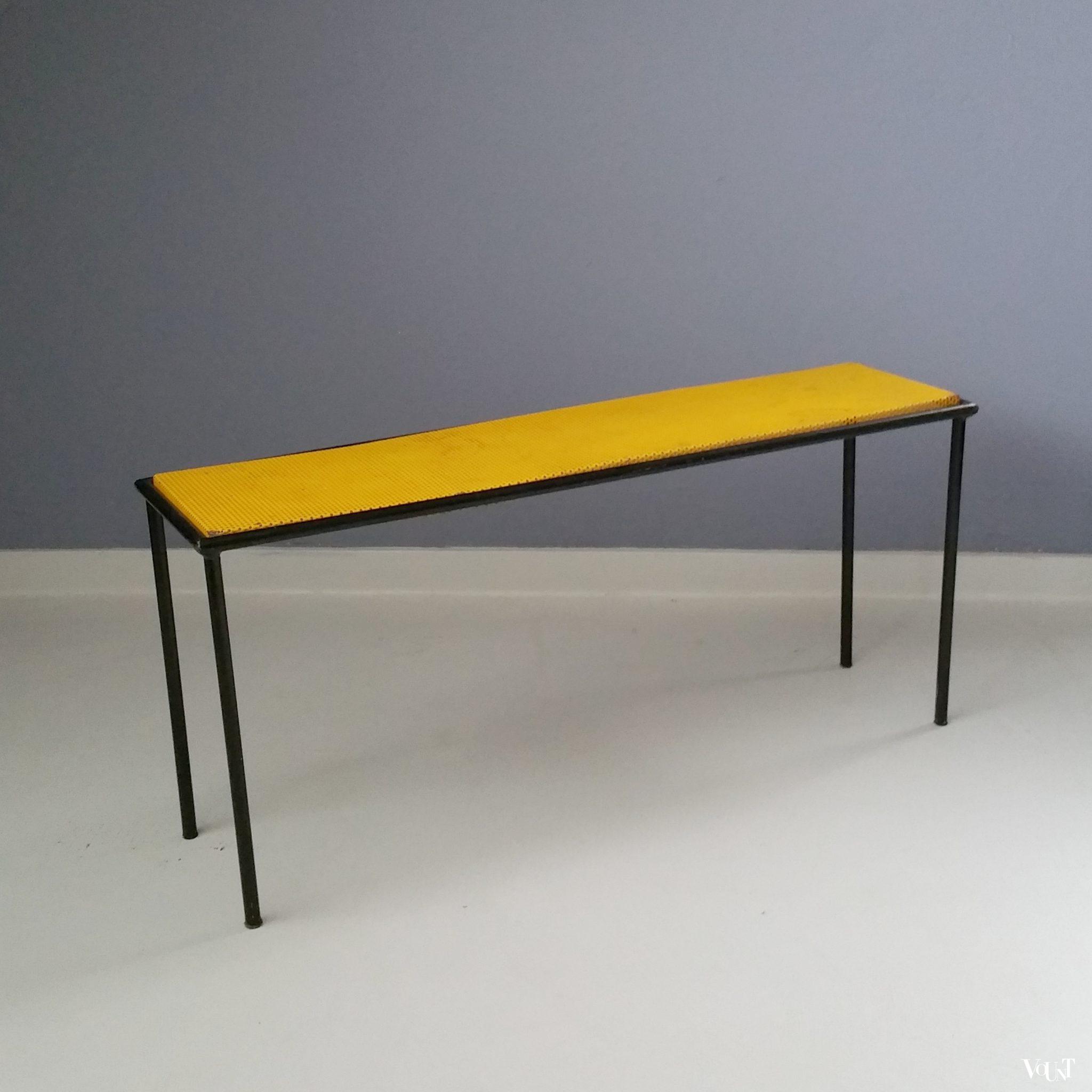 Bijzettafeltje met geel geperforeerd blad, Floris Fiedeldij voor Artimeta, jaren '50