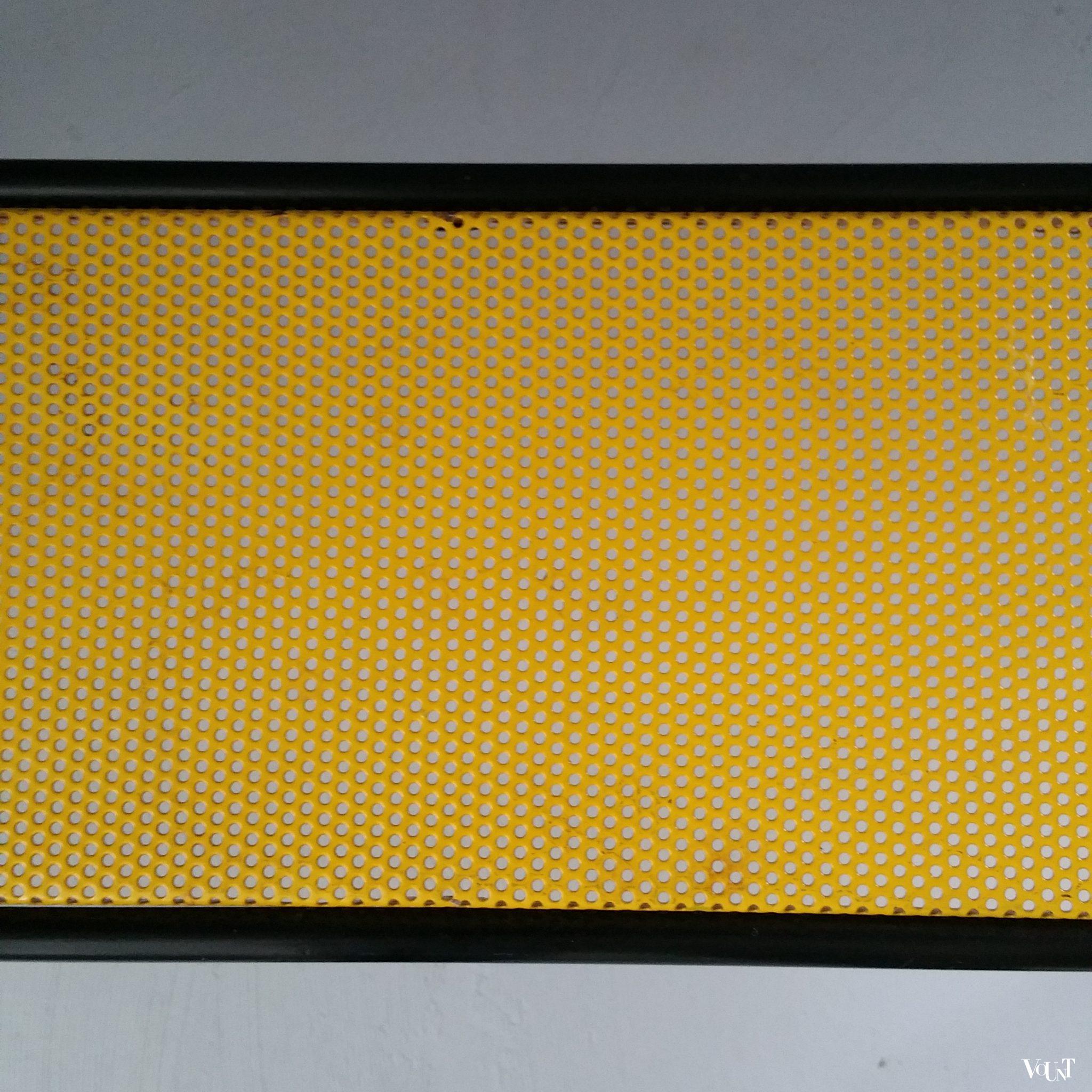 Bijzettafeltje met geel geperforeerd blad, Floris Fiedeldij voor Artimeta, jaren '50