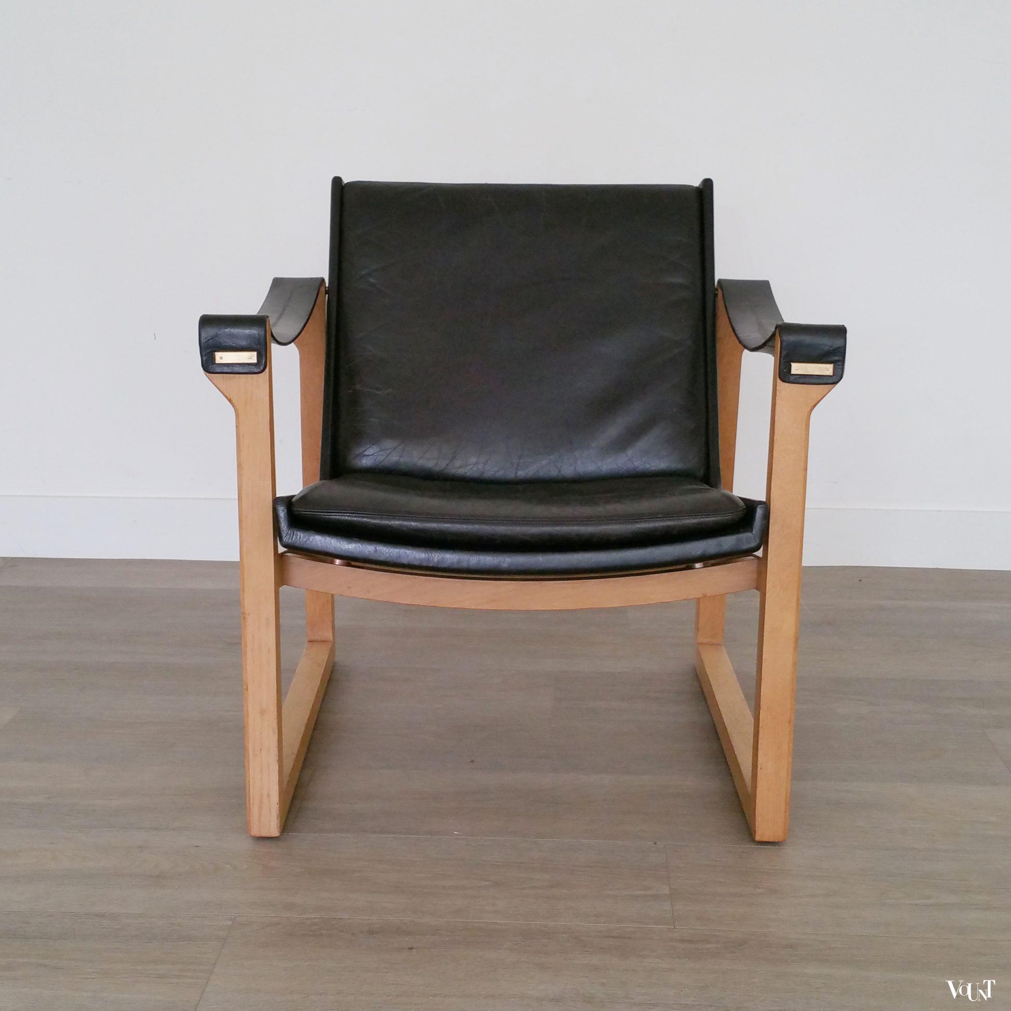 Fauteuil eiken met zwart leer, Ebbe en Karen Clemmensen voor Fritz Hansen, 1966