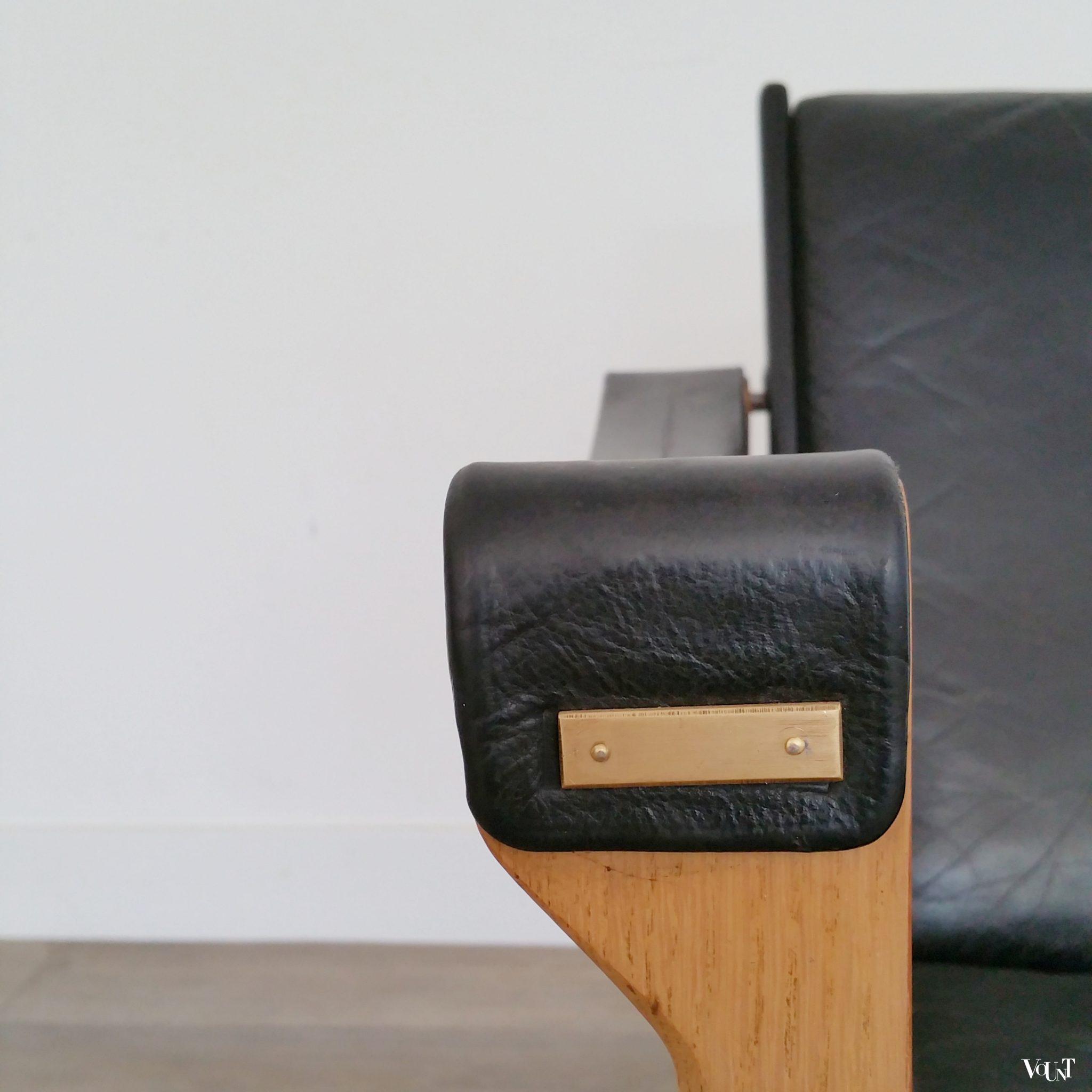 Fauteuil eiken met zwart leer, Ebbe en Karen Clemmensen voor Fritz Hansen, 1966