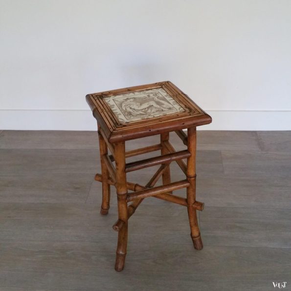 Arts & Crafts bamboe bijzettafel met Wedgewood tegel, Engeland, ca. 1900