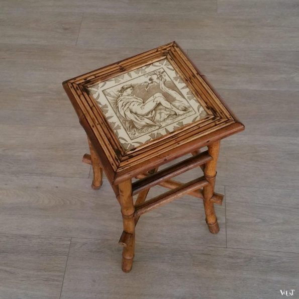 Arts & Crafts bamboe bijzettafel met Wedgewood tegel, Engeland, ca. 1900