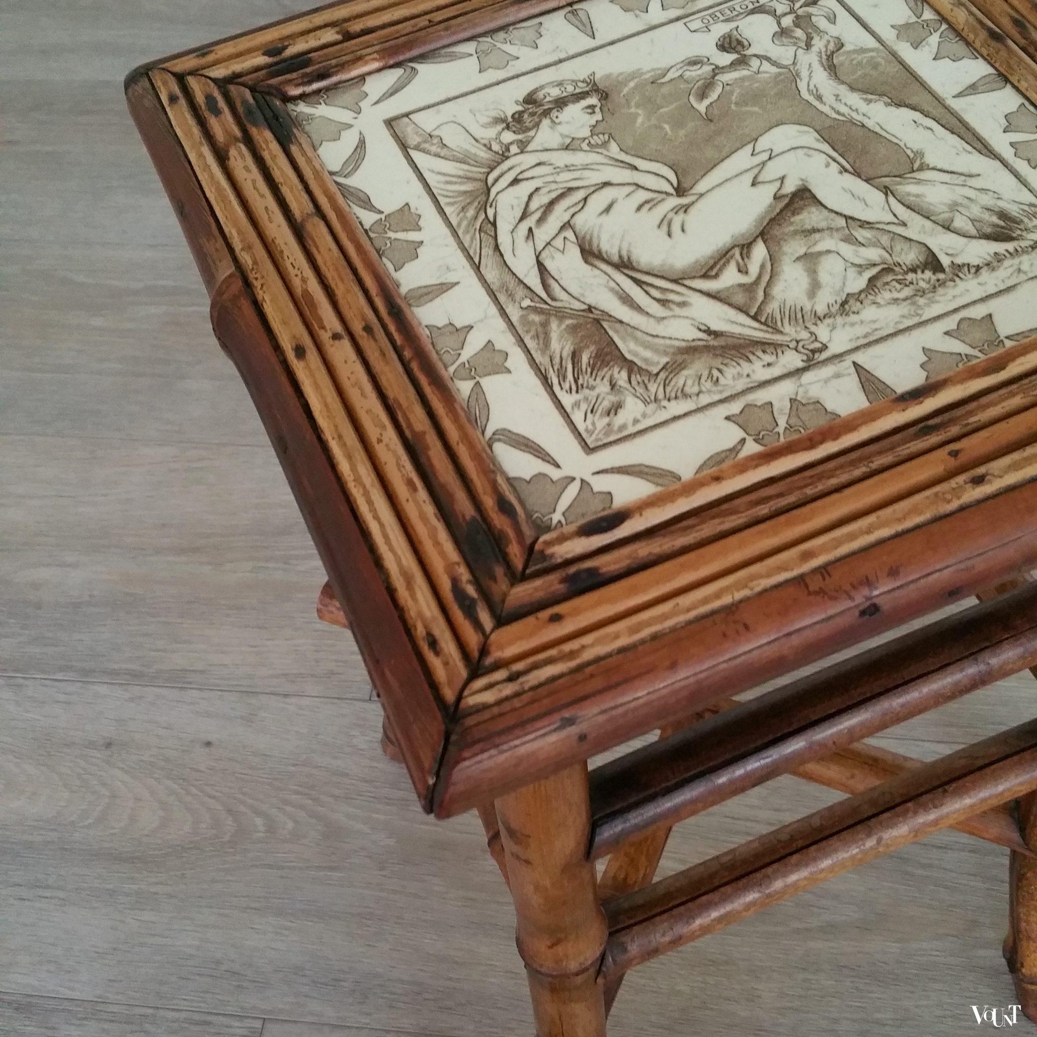 Arts & Crafts bamboe bijzettafel met Wedgewood tegel, Engeland, ca. 1900