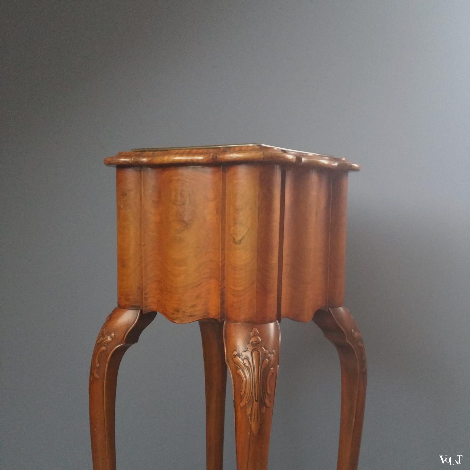 Vintage staande notenhouten plantenbak in Queen Anne-stijl, jaren '60