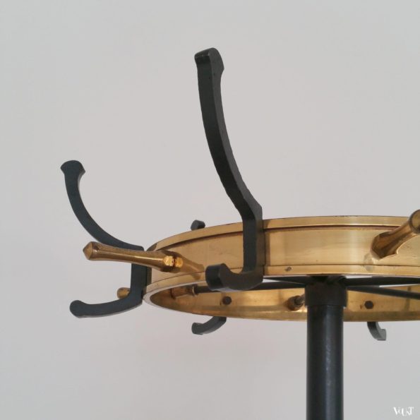 Staande kapstok messing en metaal, Jacques Adnet, jaren '50