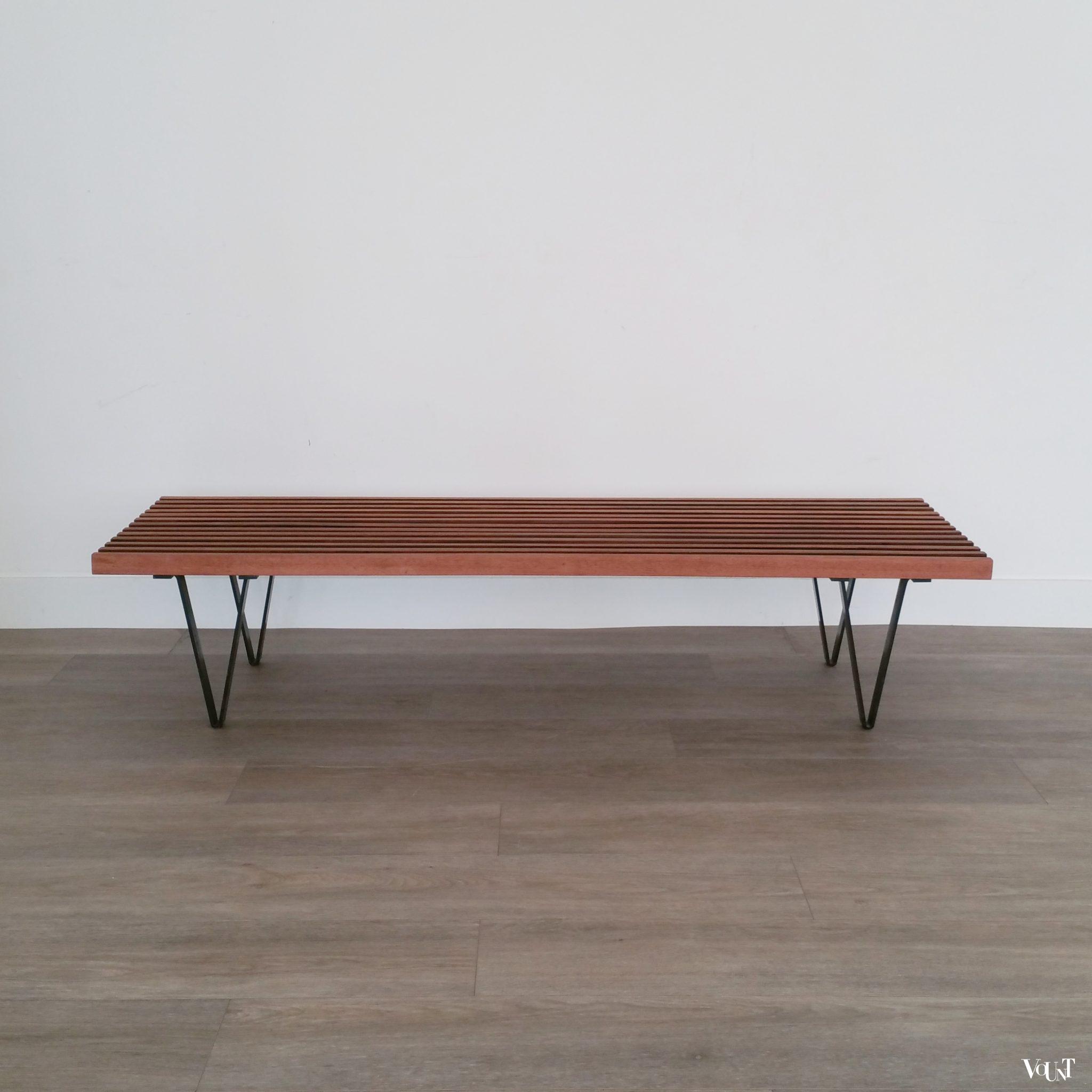 Teakhouten lattenbank / museumbank met metalen luspoten, jaren '60
