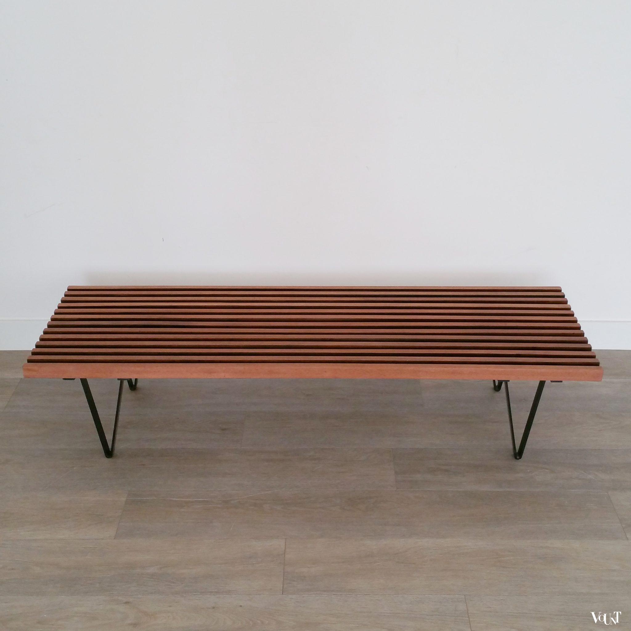 Teakhouten lattenbank / museumbank met metalen luspoten, jaren '60