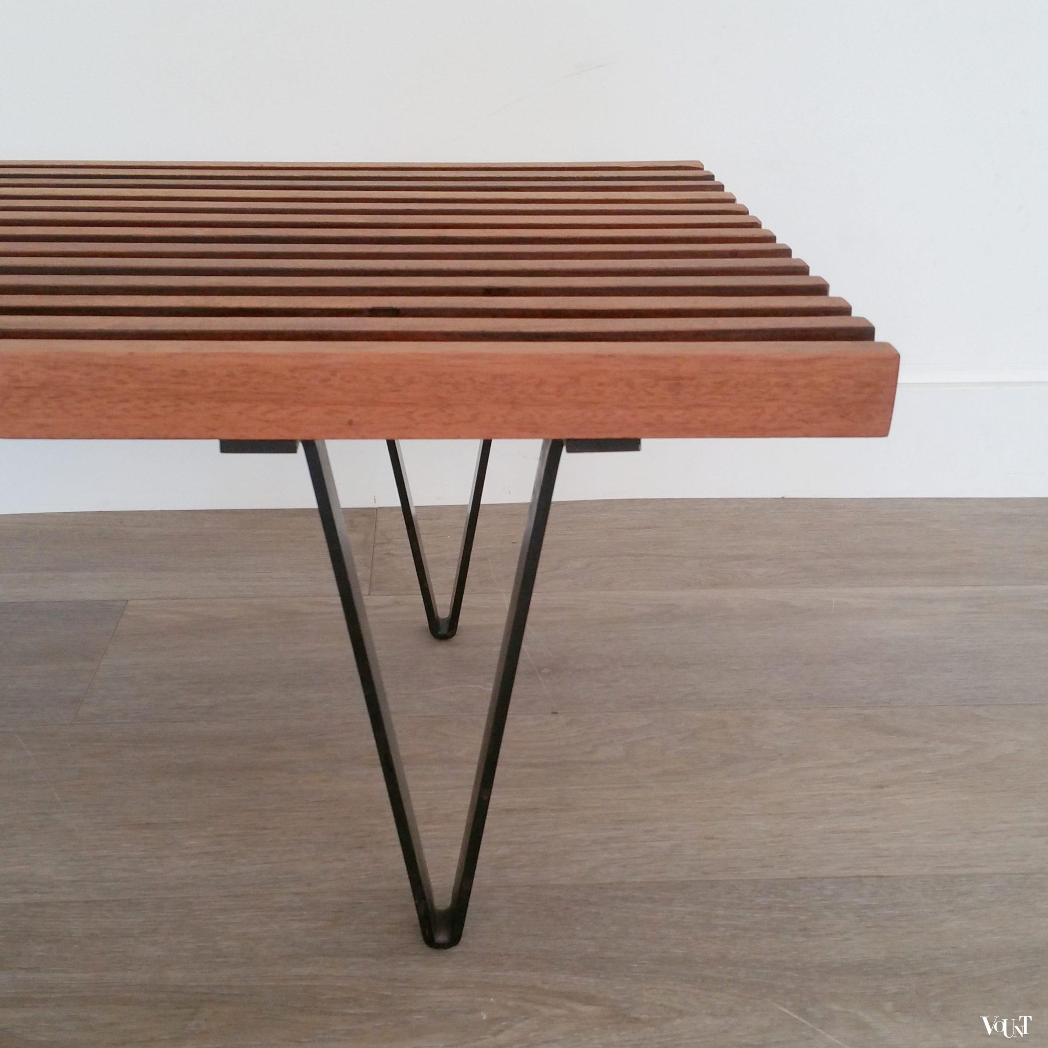 Teakhouten lattenbank / museumbank met metalen luspoten, jaren '60