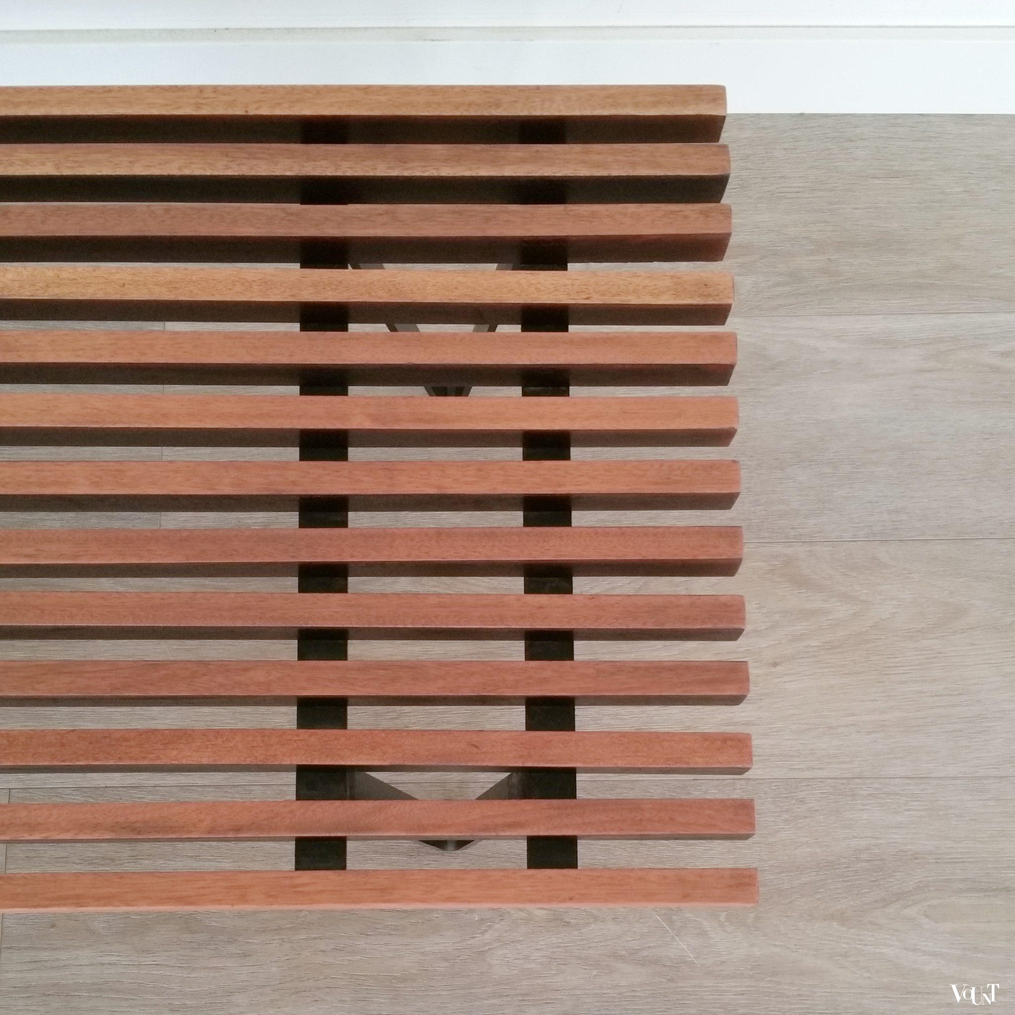 Teakhouten lattenbank / museumbank met metalen luspoten, jaren '60