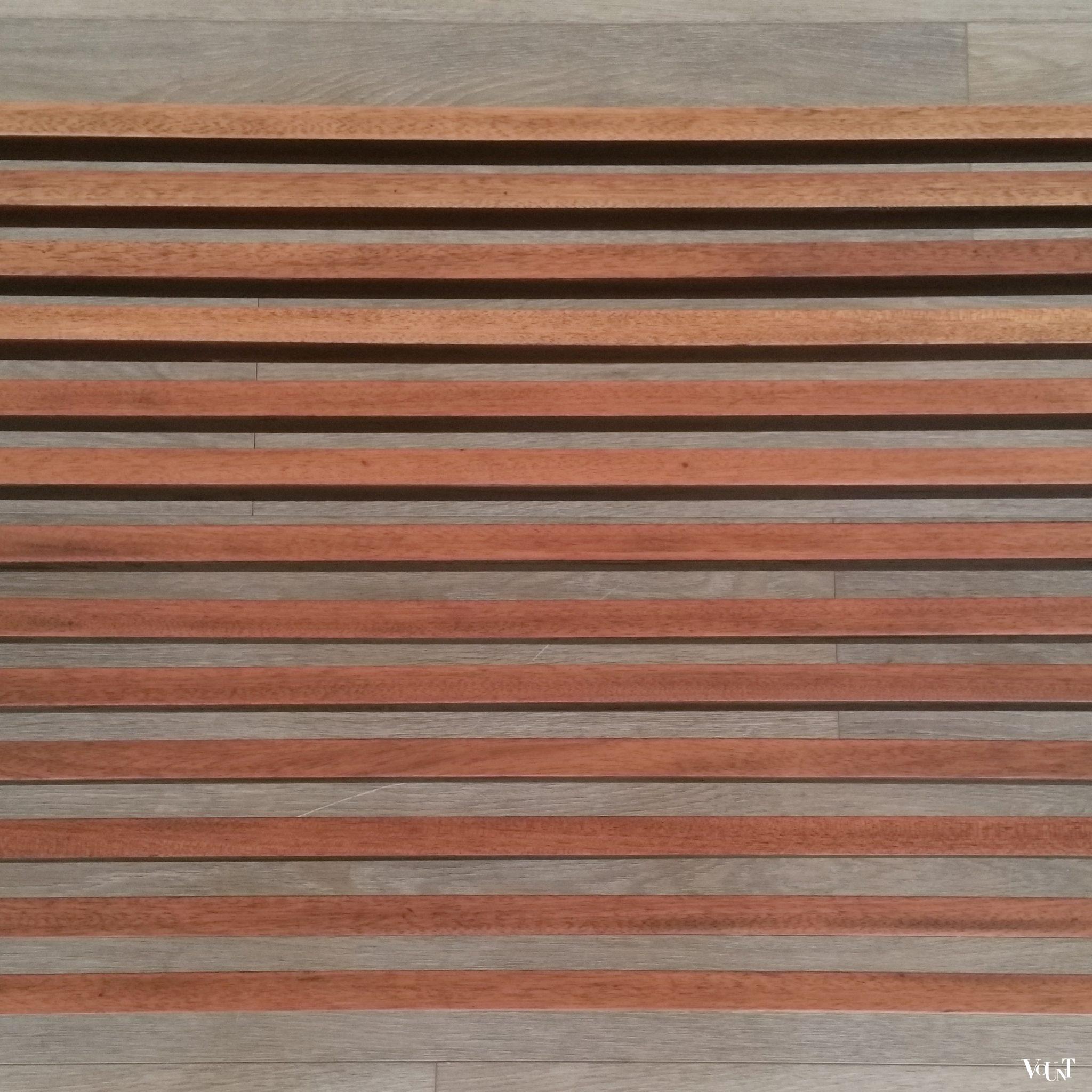 Teakhouten lattenbank / museumbank met metalen luspoten, jaren '60