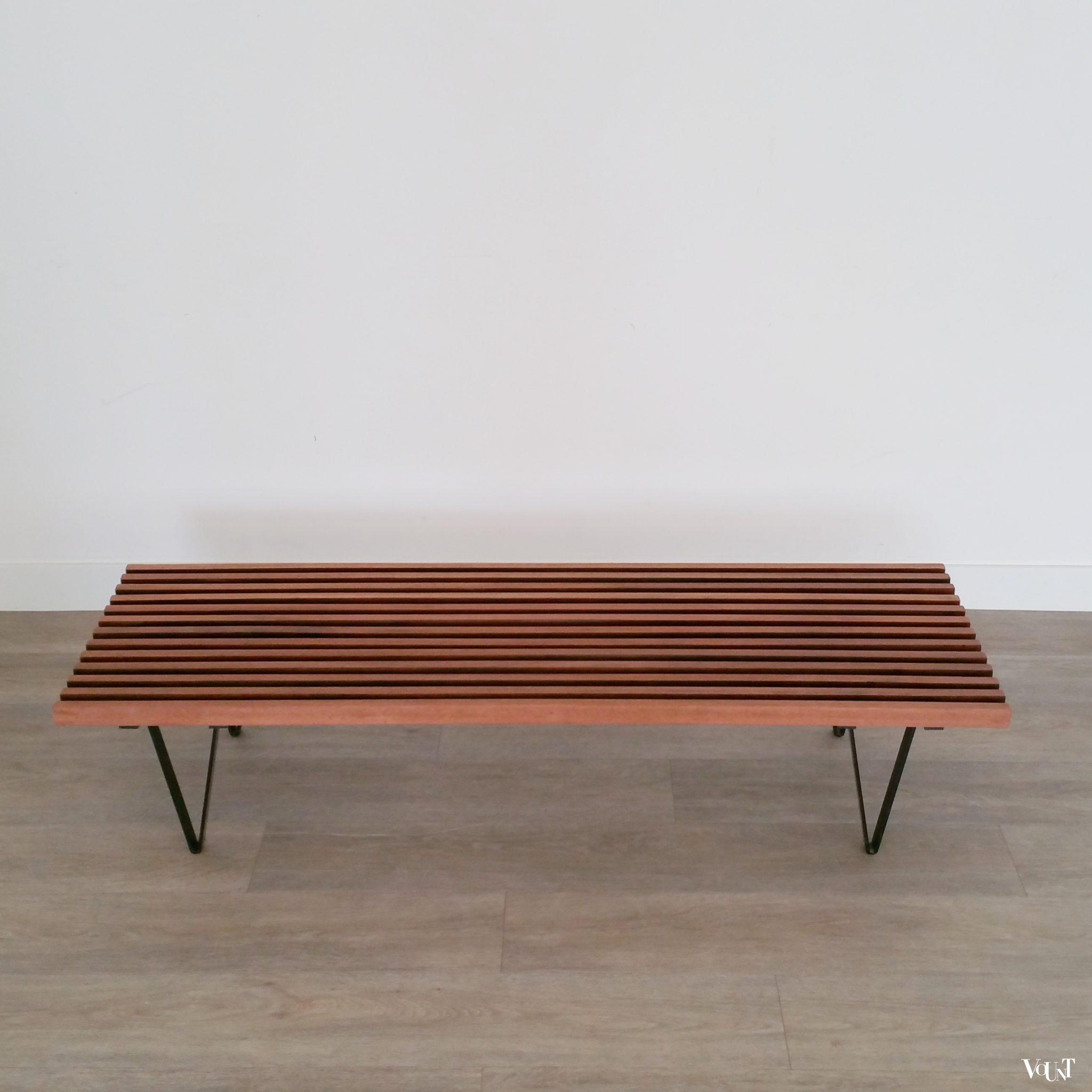 Teakhouten lattenbank / museumbank met metalen luspoten, jaren '60