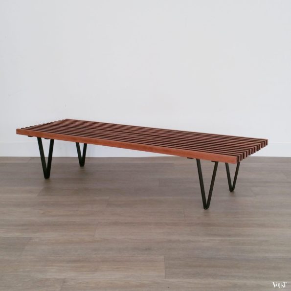 Teakhouten lattenbank / museumbank met metalen luspoten, jaren '60