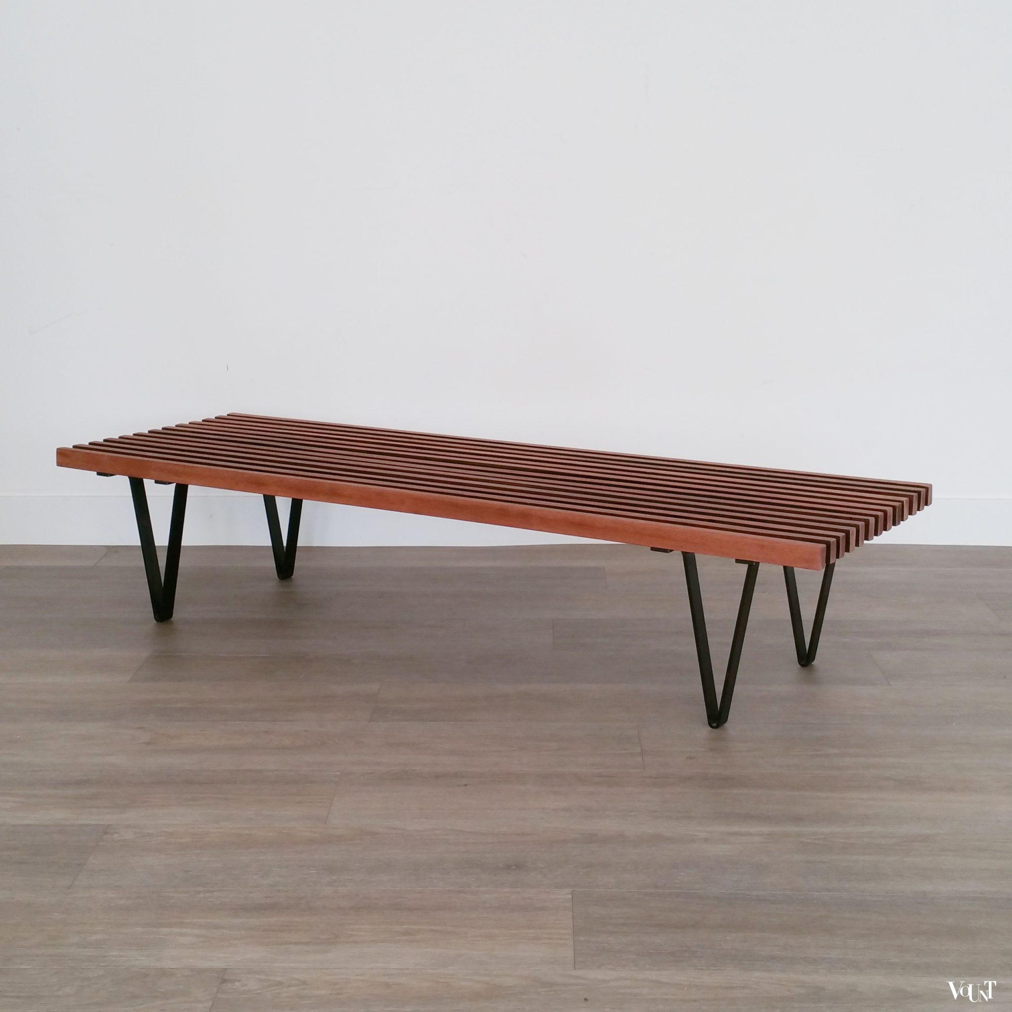 Teakhouten lattenbank / museumbank met metalen luspoten, jaren '60