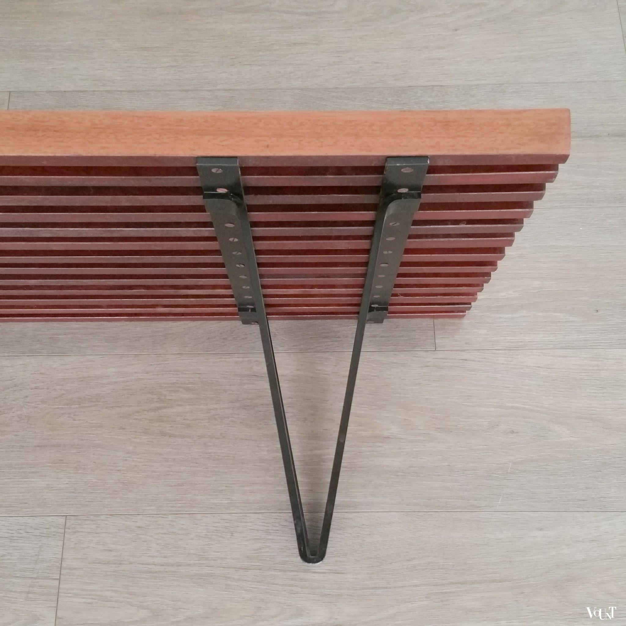 Teakhouten lattenbank / museumbank met metalen luspoten, jaren '60