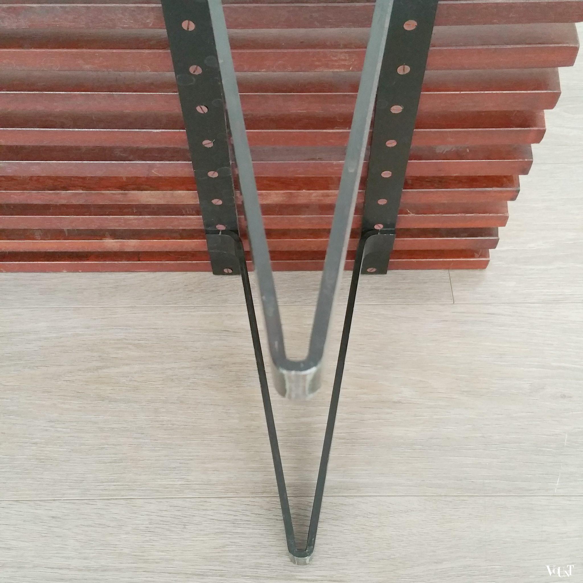 Teakhouten lattenbank / museumbank met metalen luspoten, jaren '60