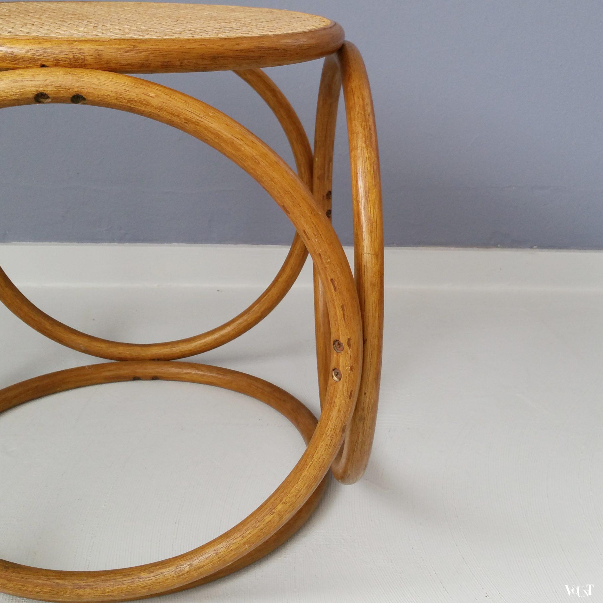 Kruk met houten ringen en rotan webbing, jaren '60/'70