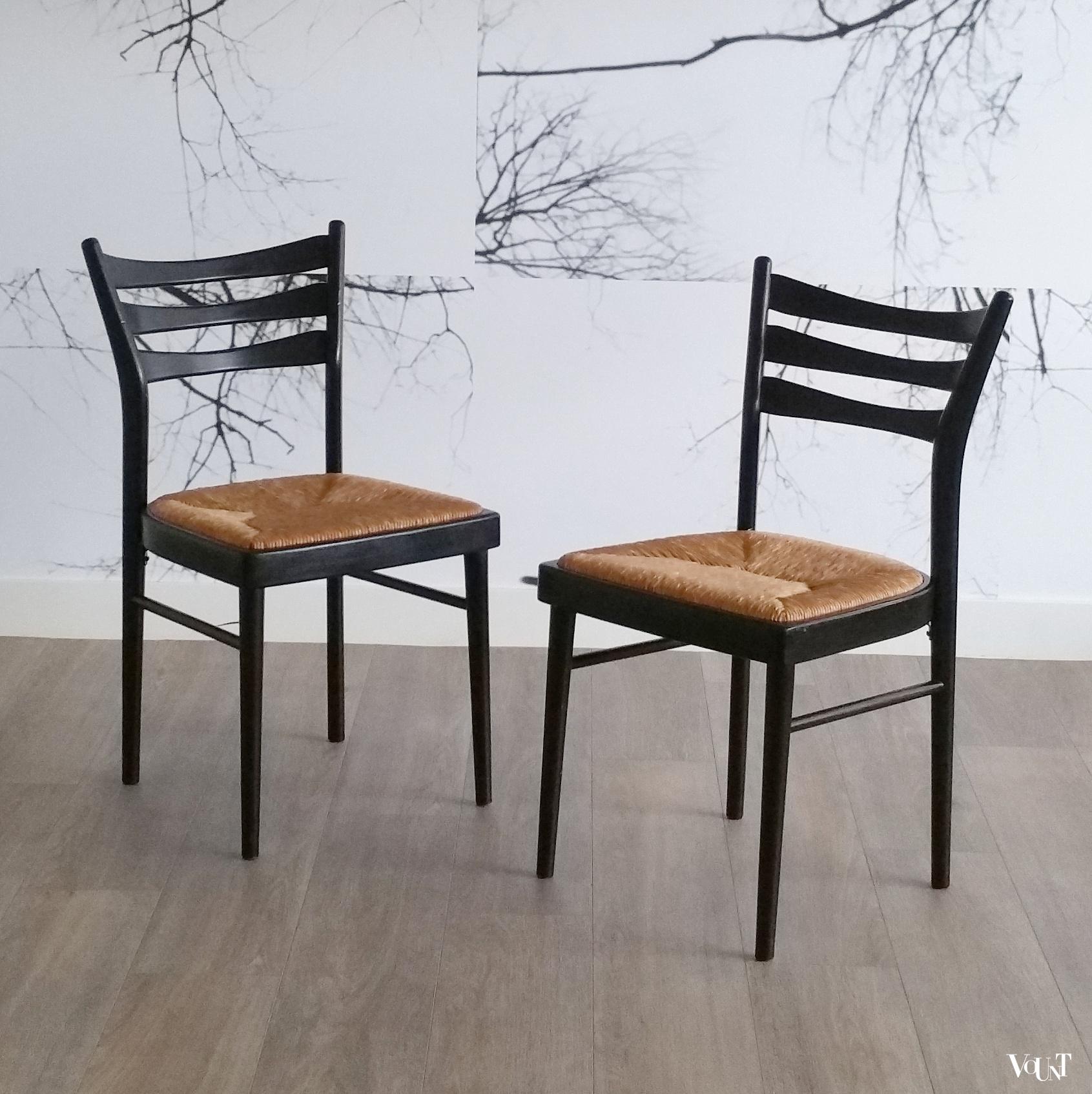 Set van 2 zwarte houten stoelen met biezen zitting, jaren '70