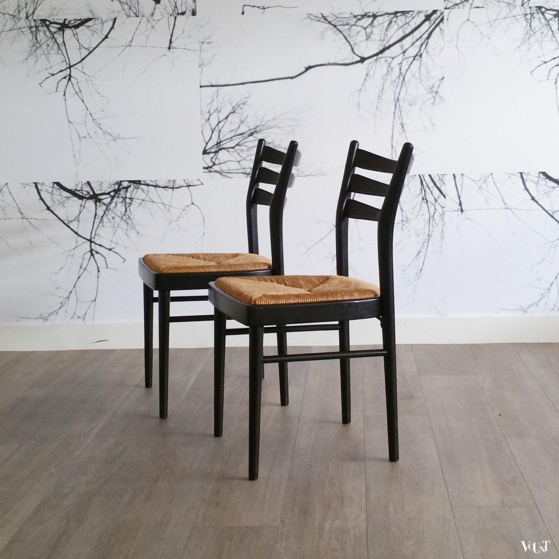Set van 2 zwarte houten stoelen met biezen zitting, jaren '70