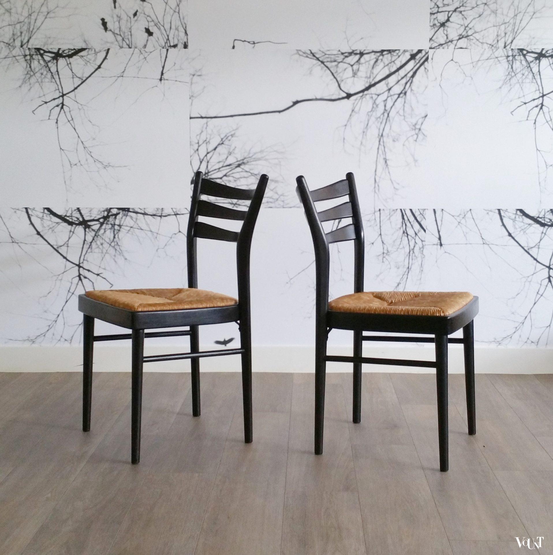 Set van 2 zwarte houten stoelen met biezen zitting, jaren '70