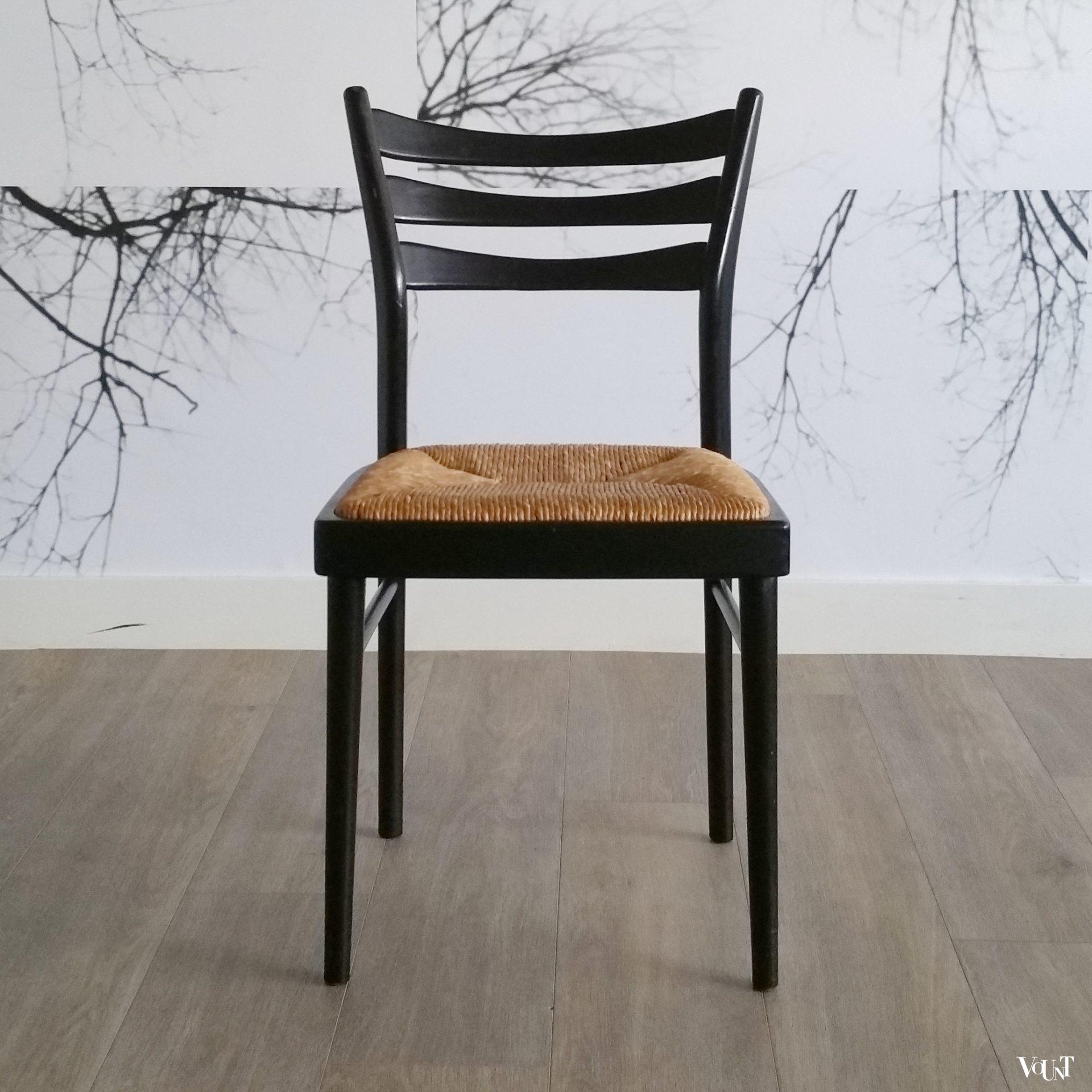 Set van 2 zwarte houten stoelen met biezen zitting, jaren '70