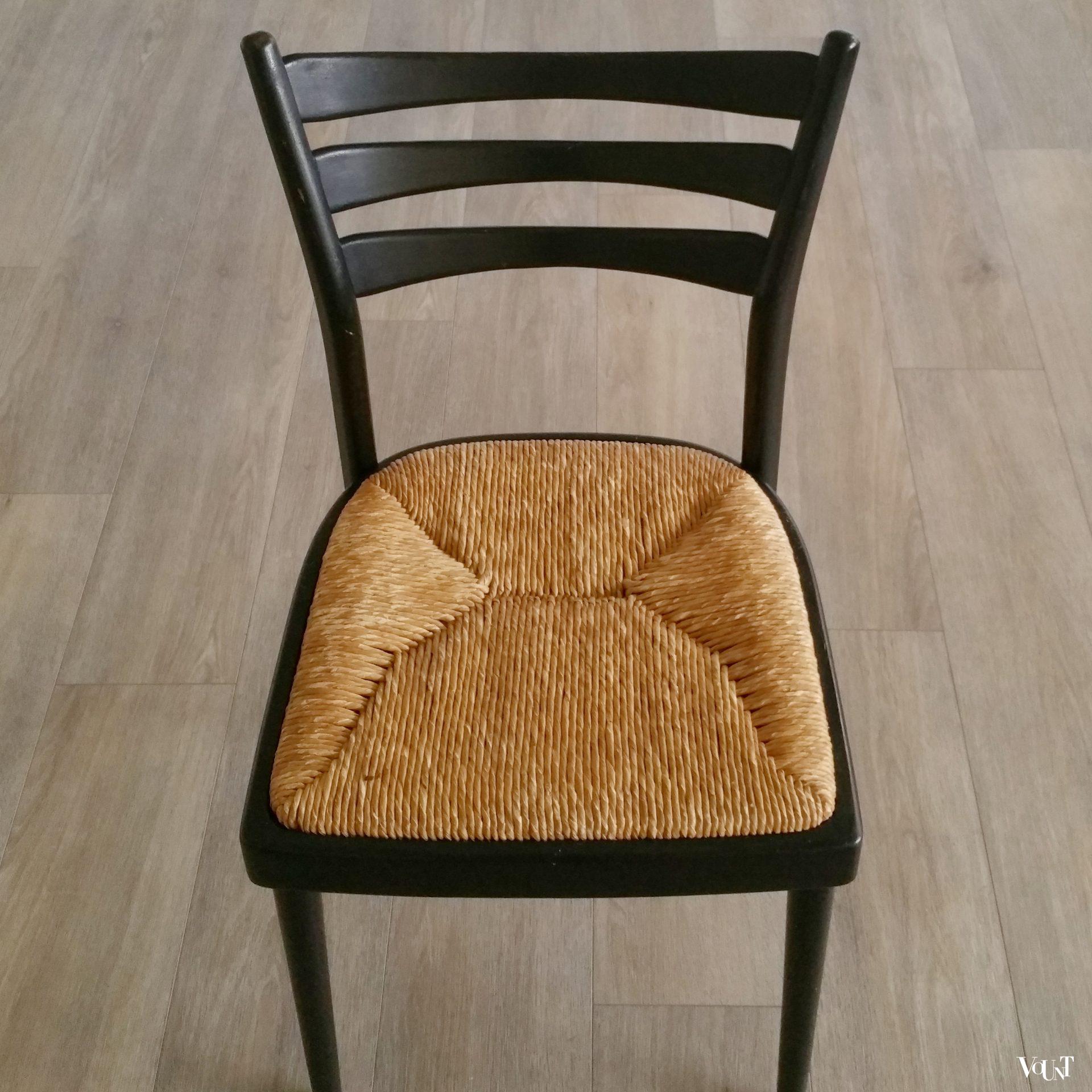 Set van 2 zwarte houten stoelen met biezen zitting, jaren '70