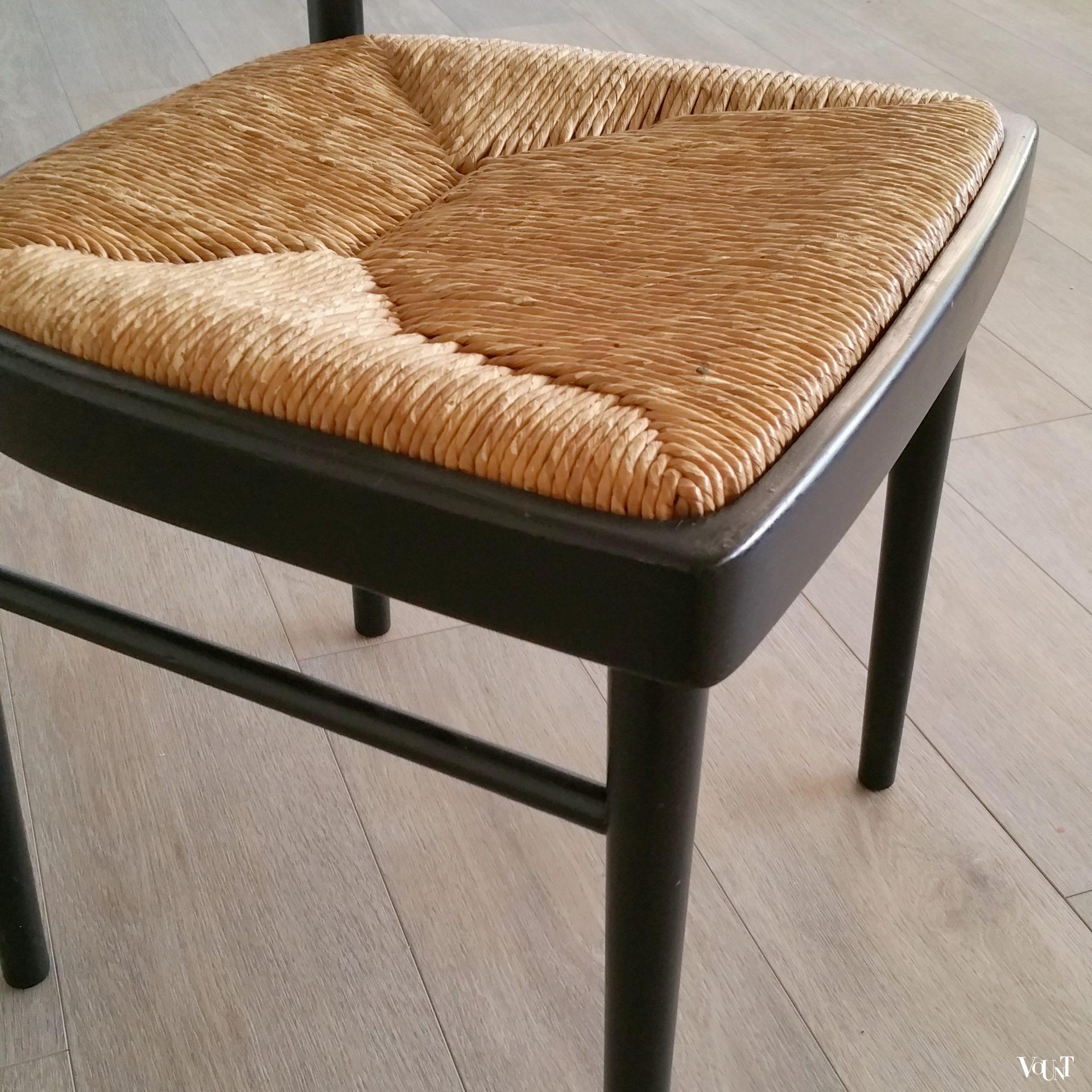 Set van 2 zwarte houten stoelen met biezen zitting, jaren '70