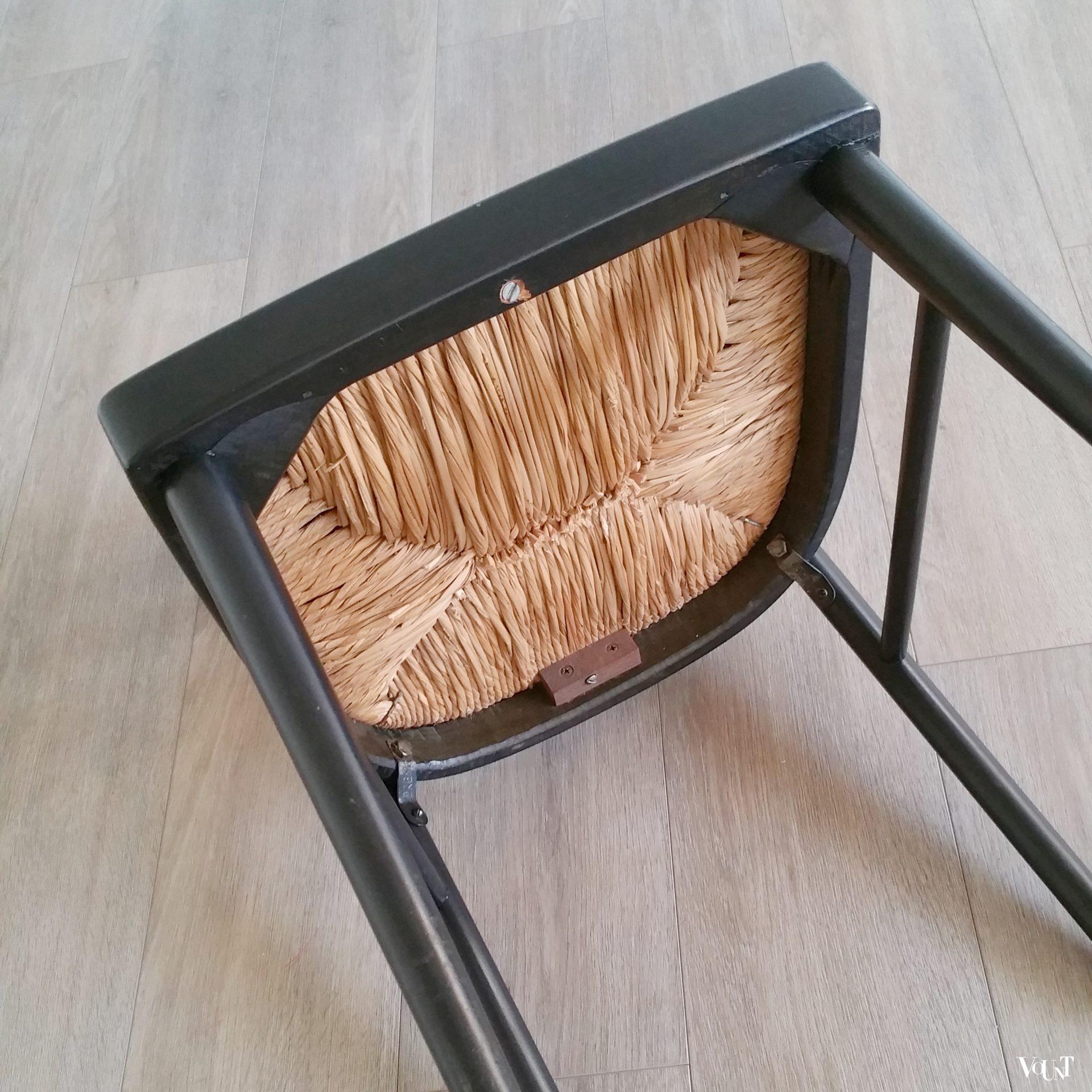 Set van 2 zwarte houten stoelen met biezen zitting, jaren '70