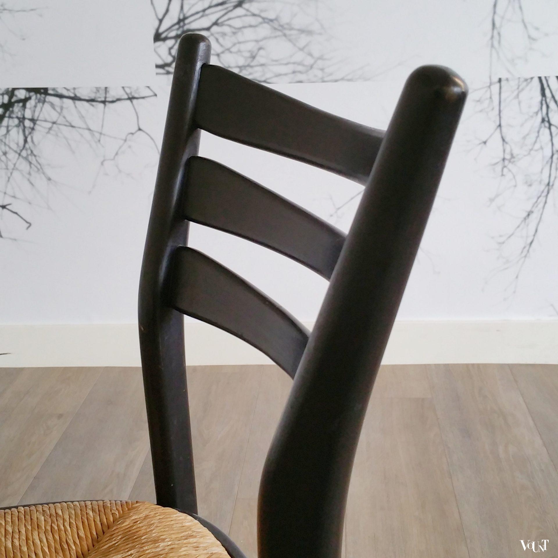 Set van 2 zwarte houten stoelen met biezen zitting, jaren '70