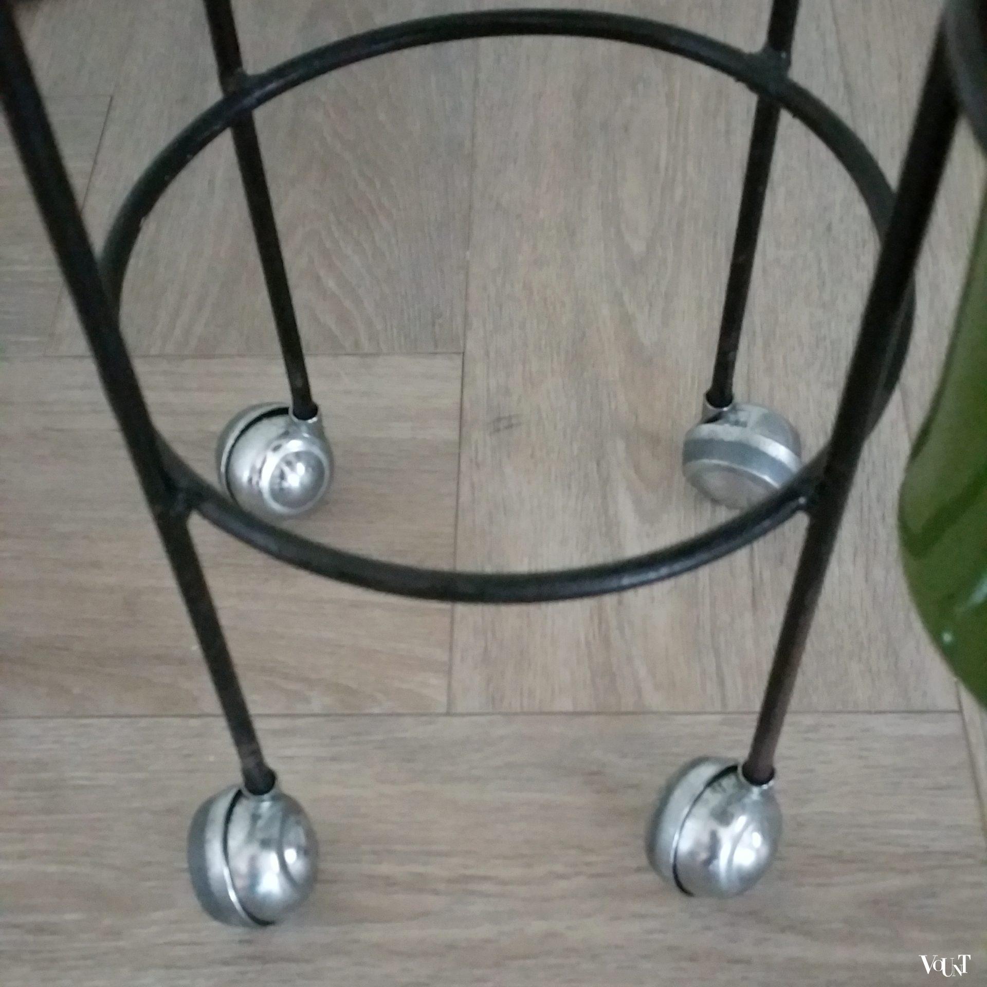 Vintage metalen verrijdbare plantenstandaard