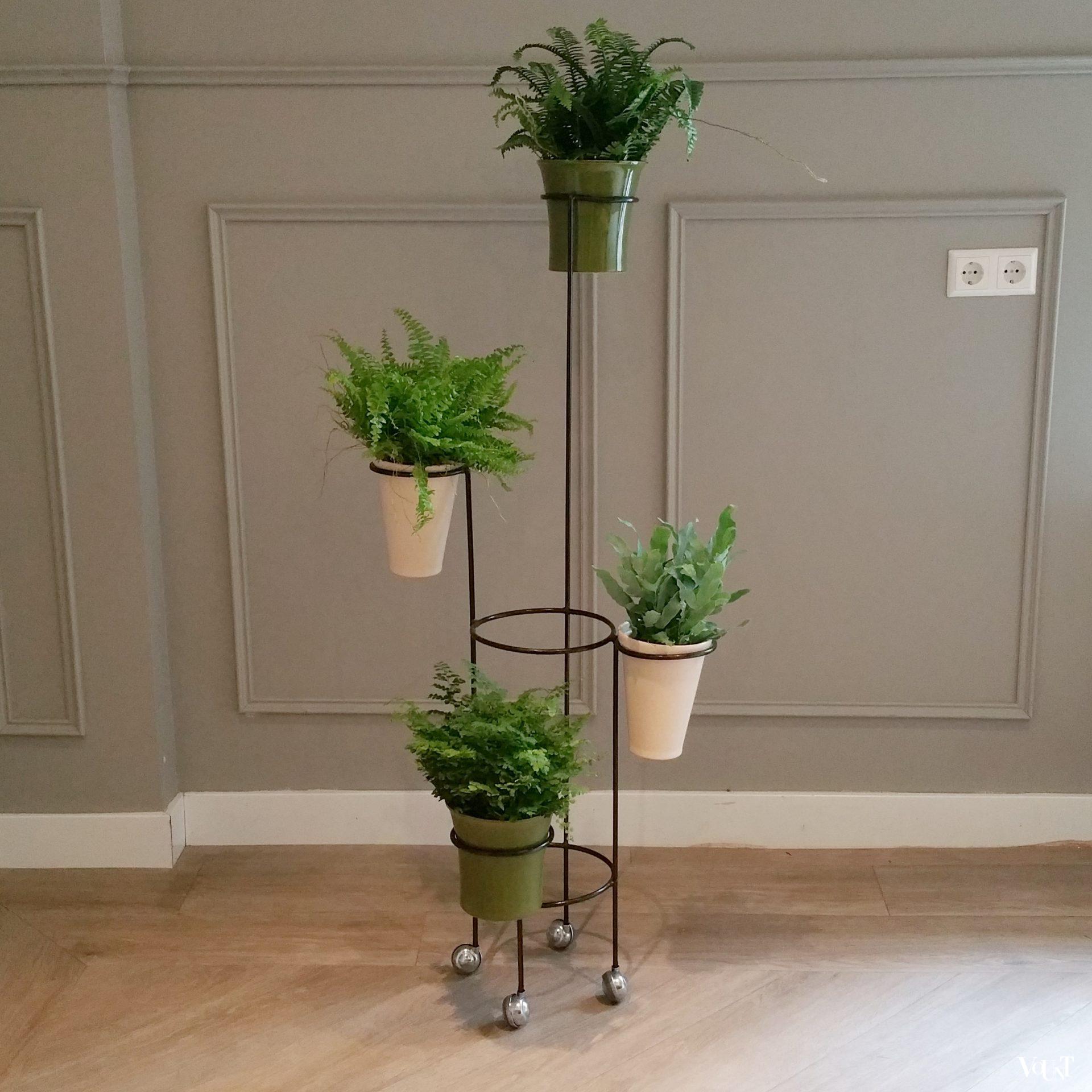 Vintage metalen verrijdbare plantenstandaard