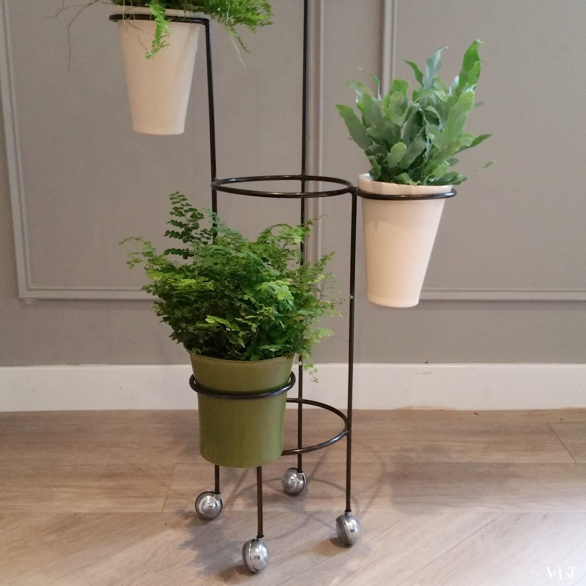 Vintage metalen verrijdbare plantenstandaard