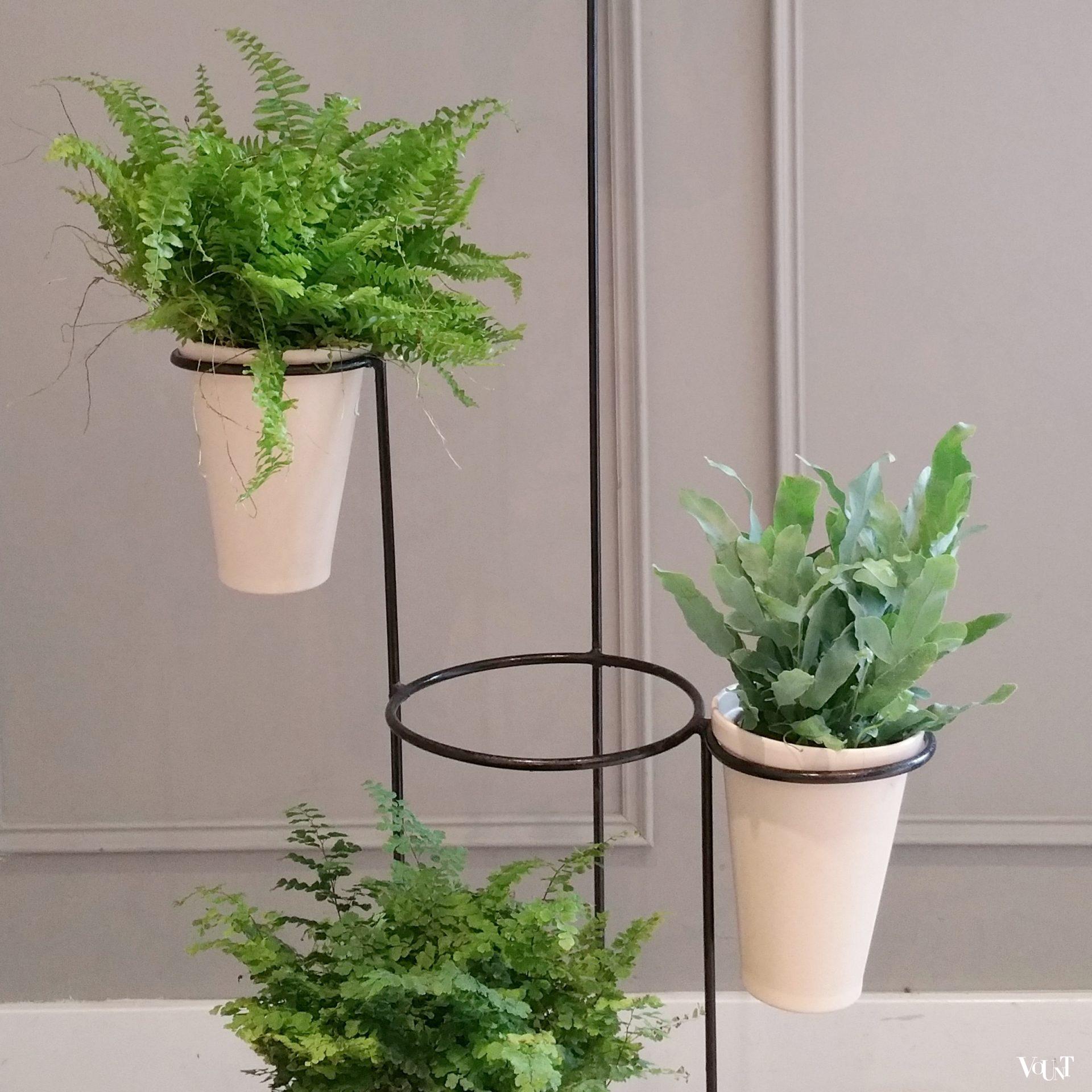 Vintage metalen verrijdbare plantenstandaard