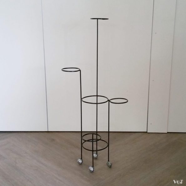 Vintage metalen verrijdbare plantenstandaard