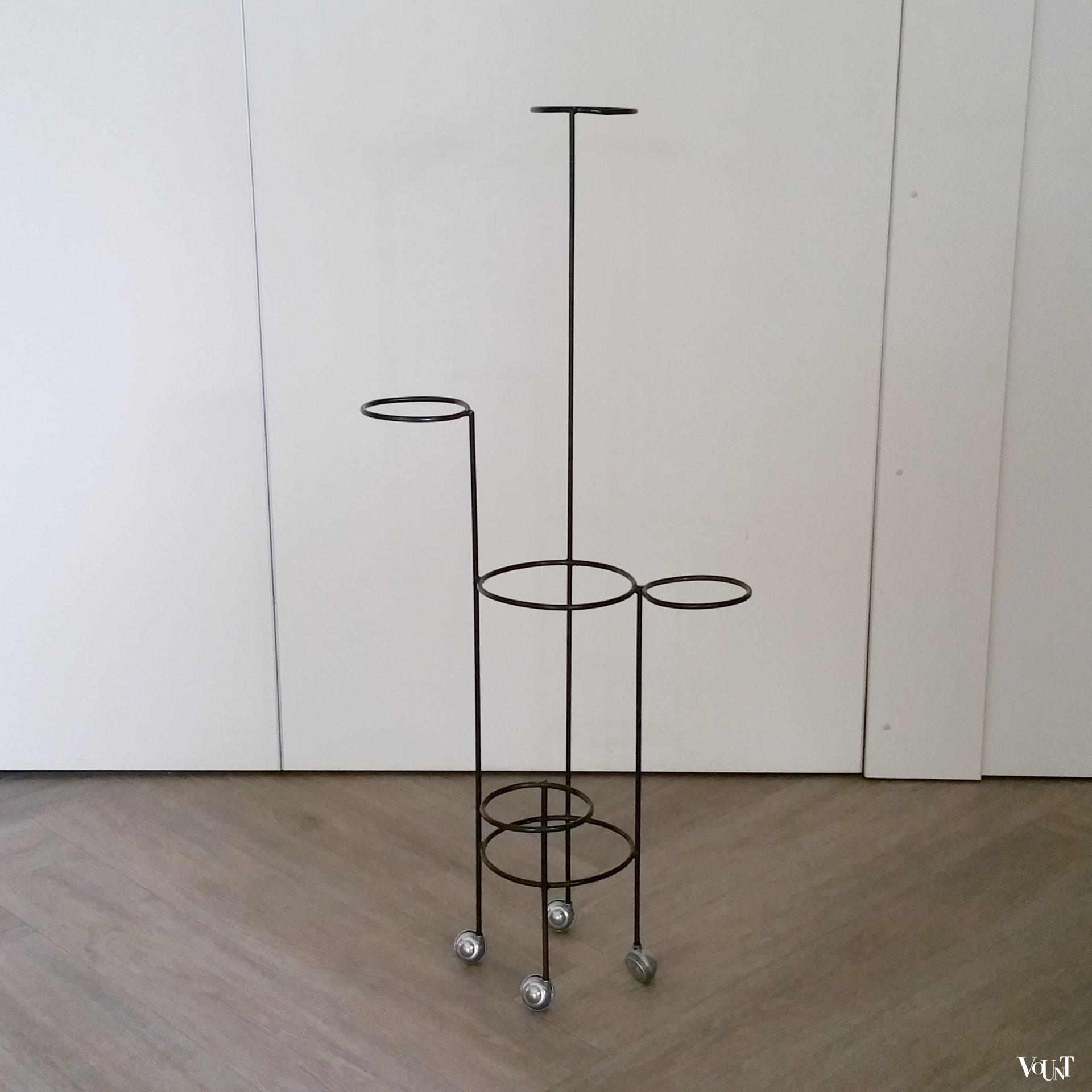 Vintage metalen verrijdbare plantenstandaard