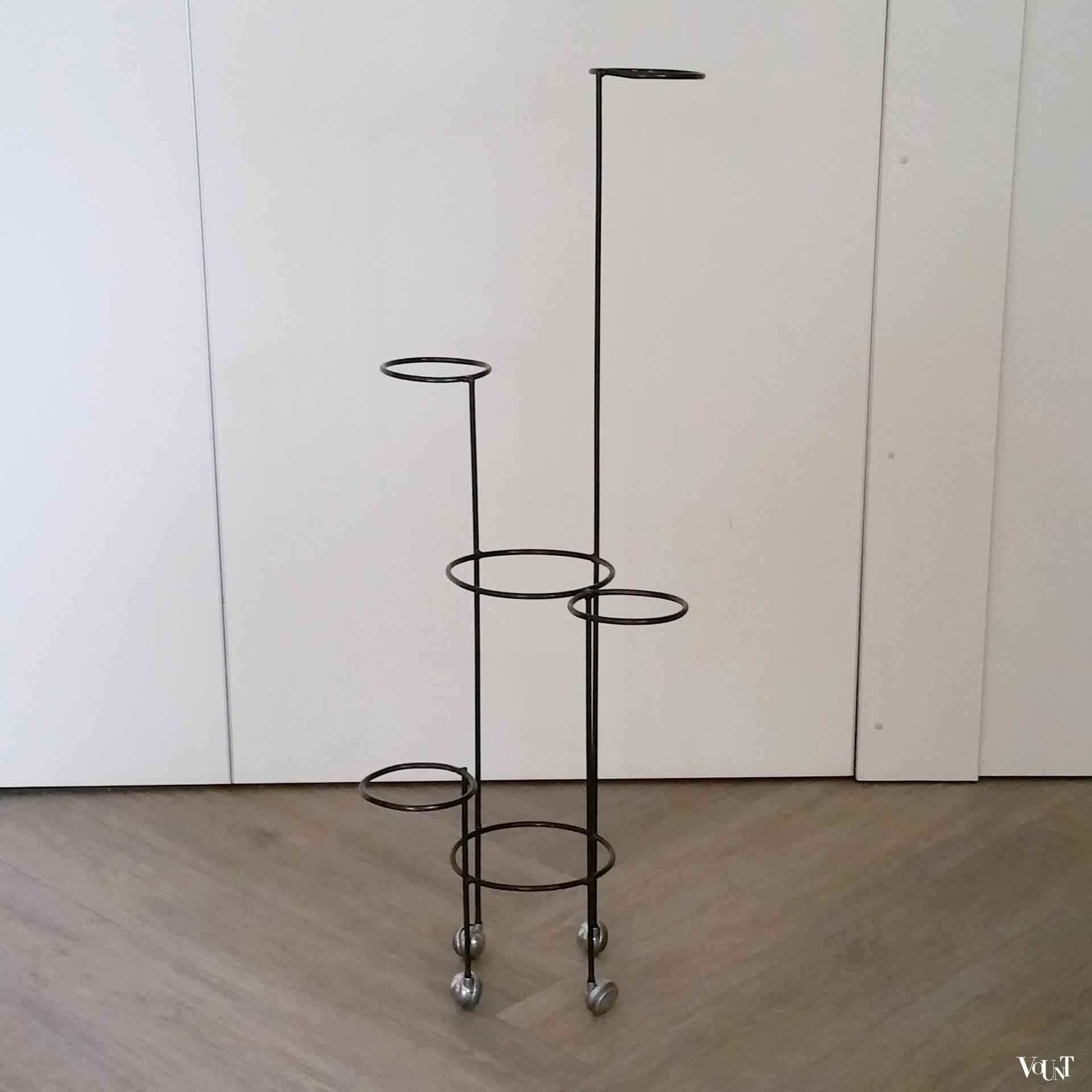 Vintage metalen verrijdbare plantenstandaard