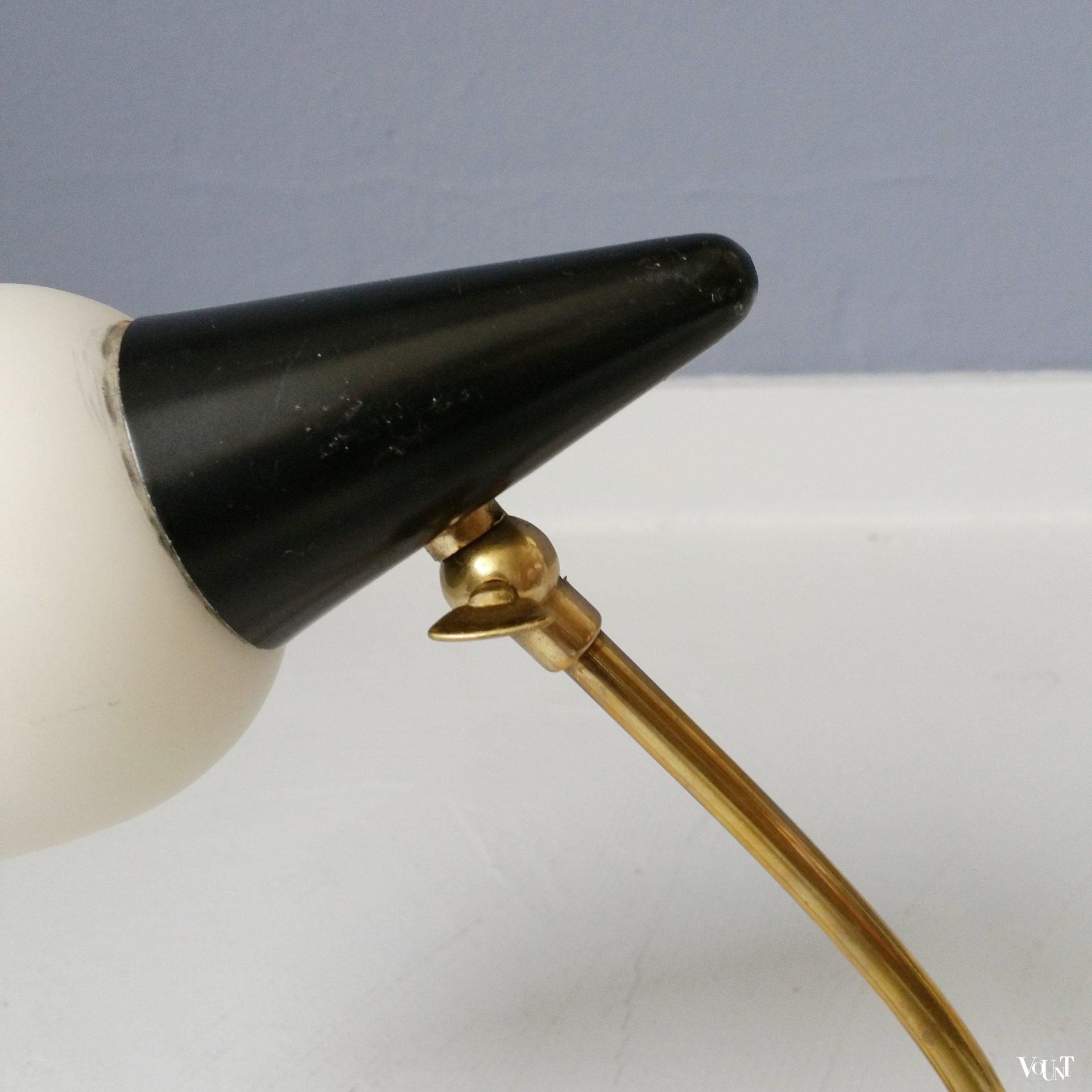 Verstelbaar tafellampje met messing voet en glazen kapje, jaren '50