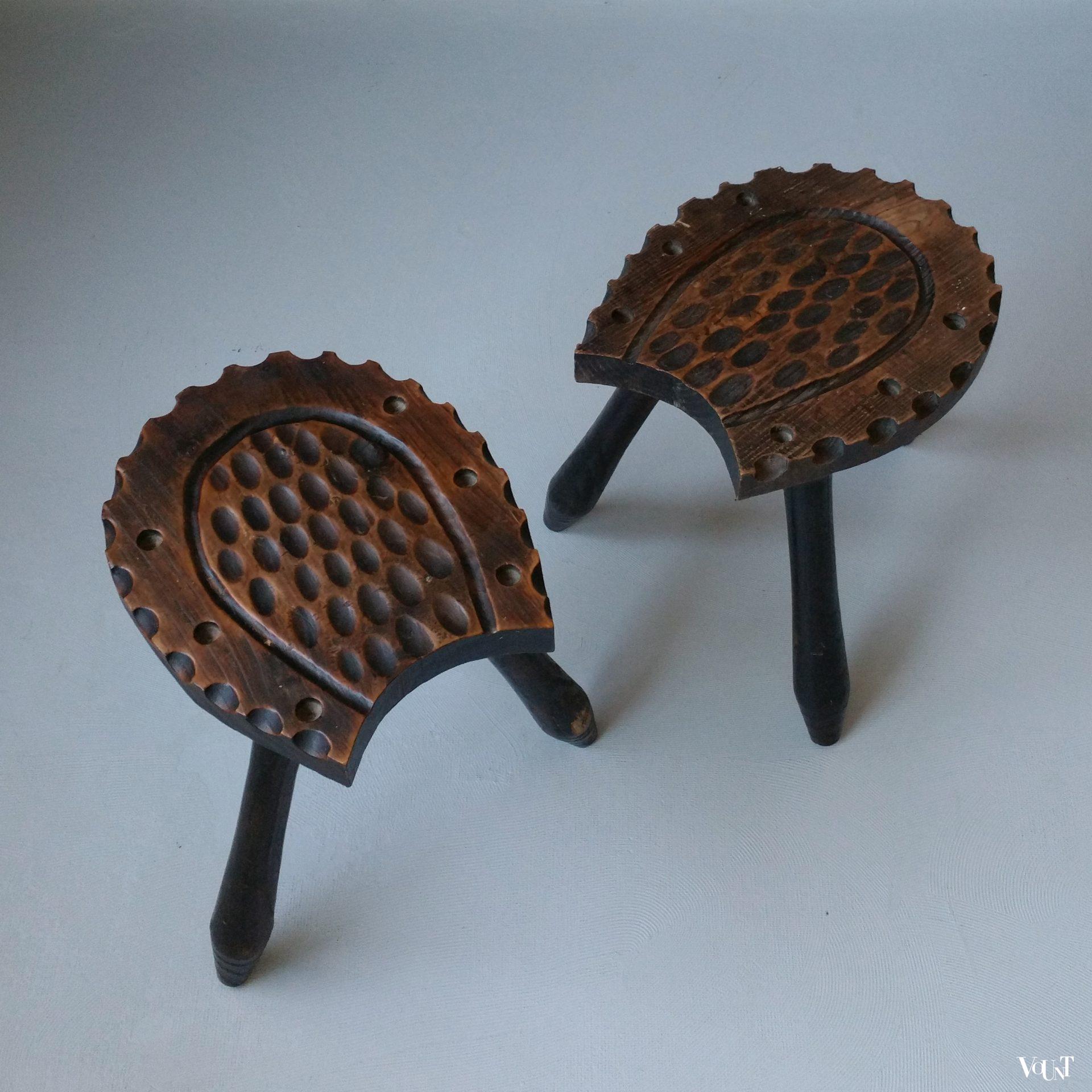 Set van 2 Spaanse houten hoefijzerkrukjes, jaren '60