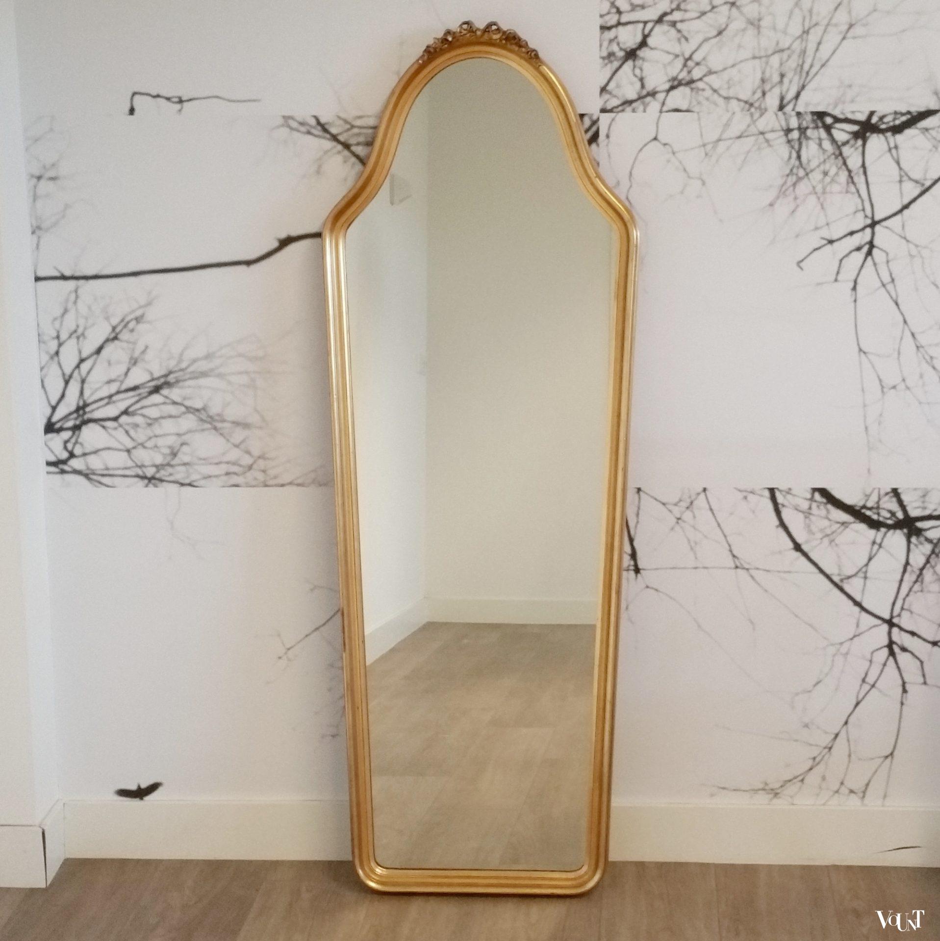 Klassieke passpiegel met gouden lijst